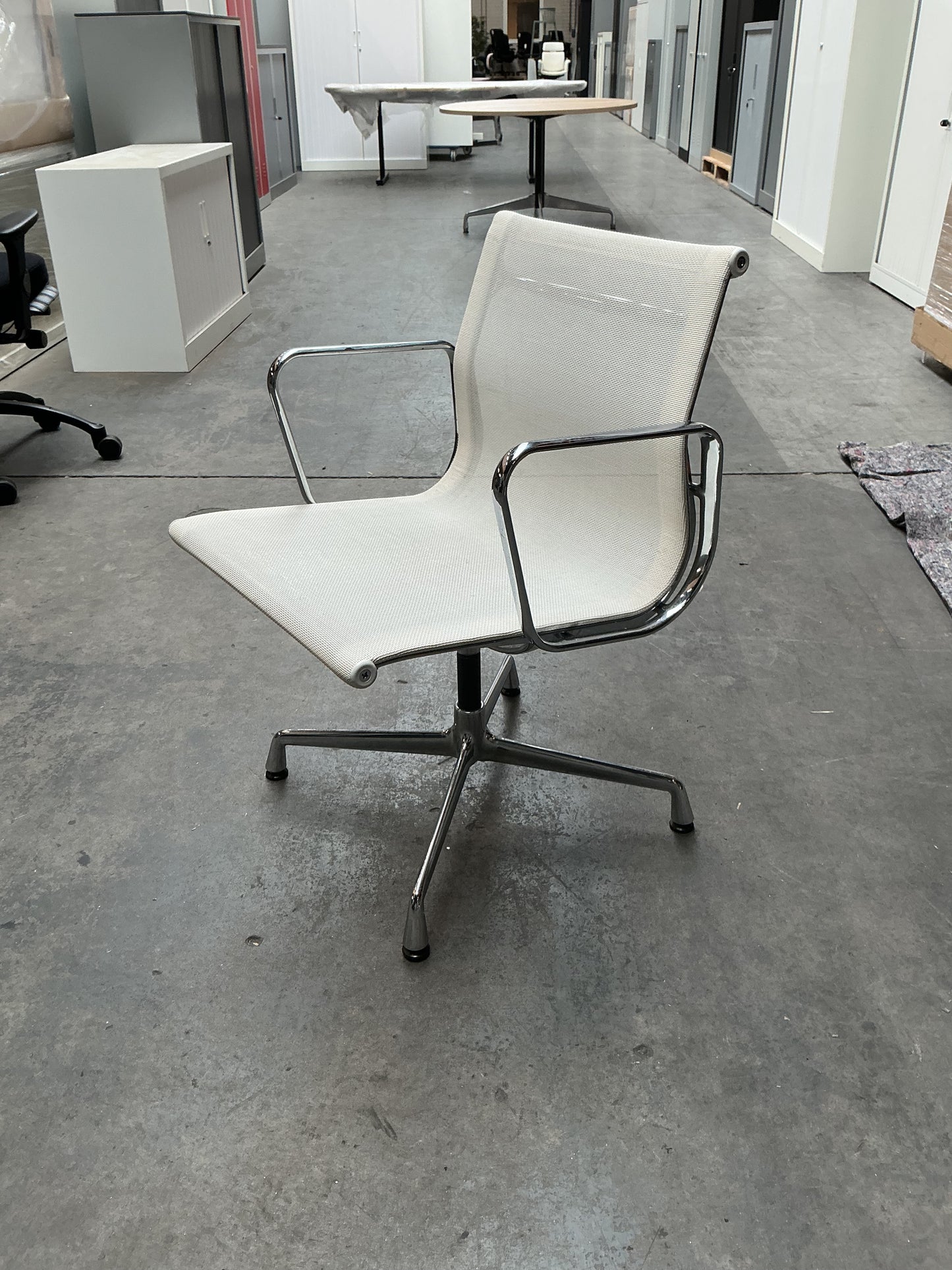 Vitra Set Vitra Segment Tafel + Vitra EA108 Vergaderstoelen