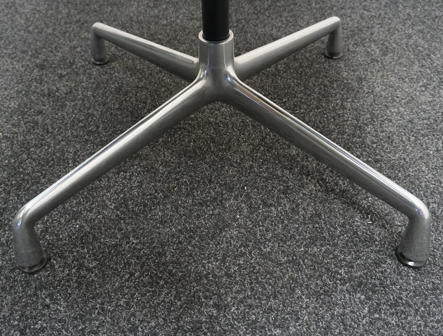 Vitra Eames EA 108 Design Vergaderstoel | Zwart Leer | Aluminium
