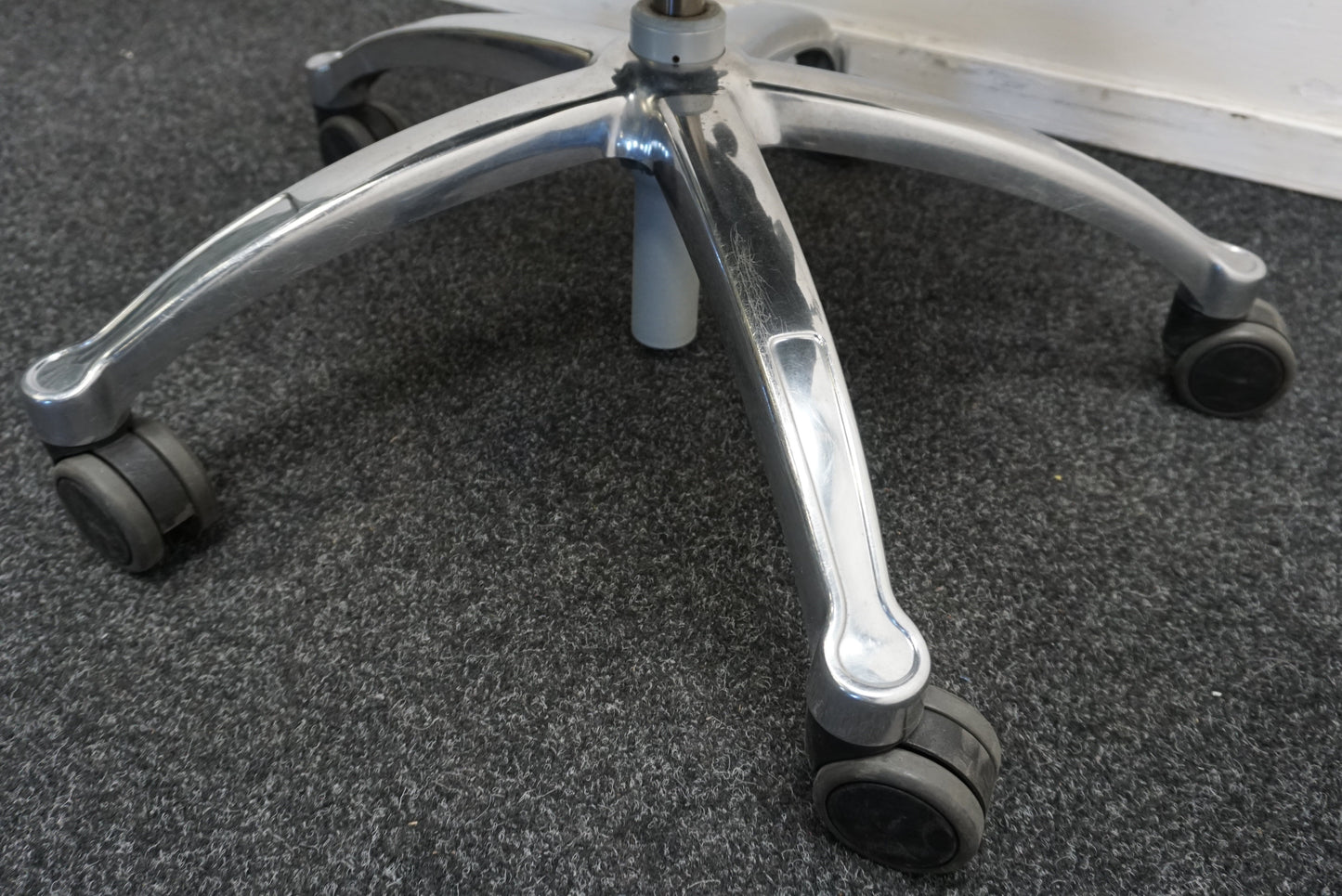 RH Logic 400 Bureaustoelen | Zwart Leer | Hoofdsteun