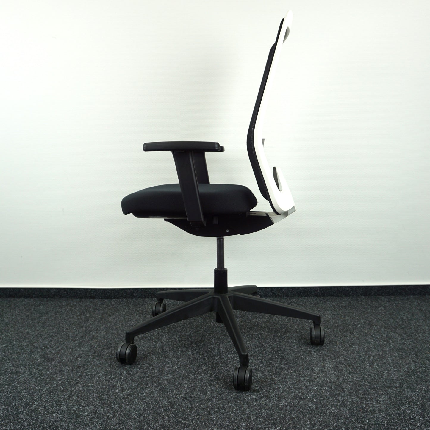 Interstuhl EVERYis1 Bureaustoel | Zwart / Wit