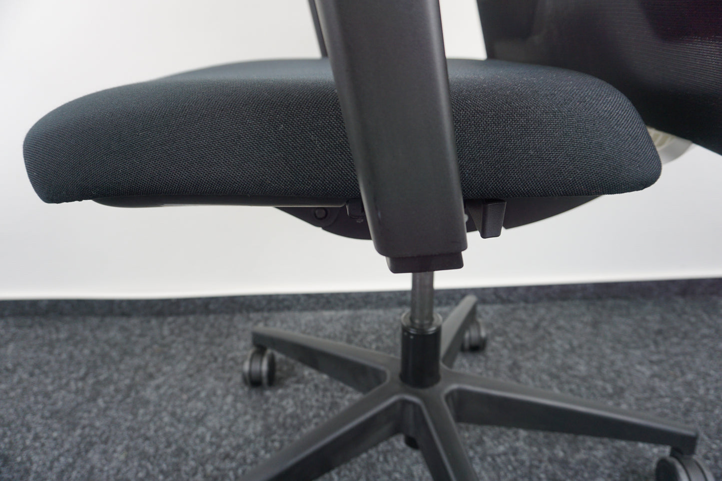 Interstuhl EVERYis1 Bureaustoel | Zwart / Wit