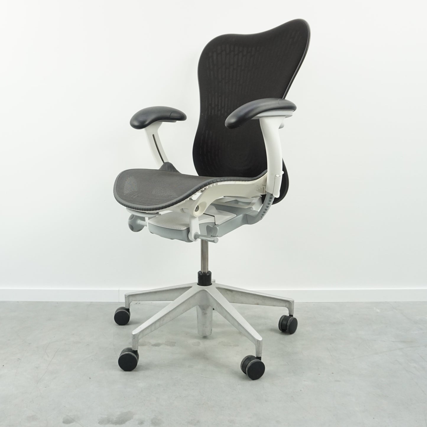 Herman Miller Mirra 2 Bureaustoel | Zwart / Wit