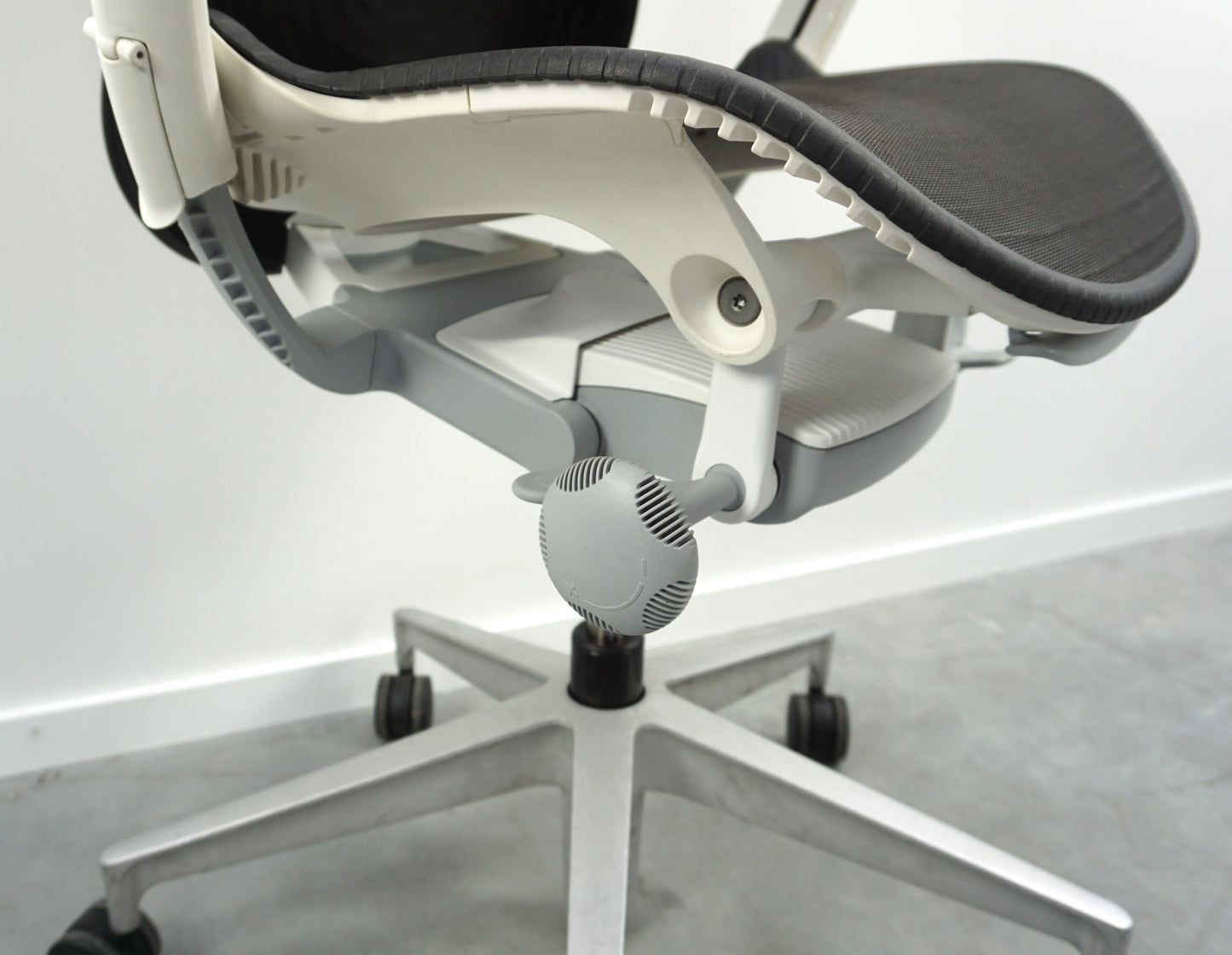 Herman Miller Mirra 2 Bureaustoel | Zwart / Wit