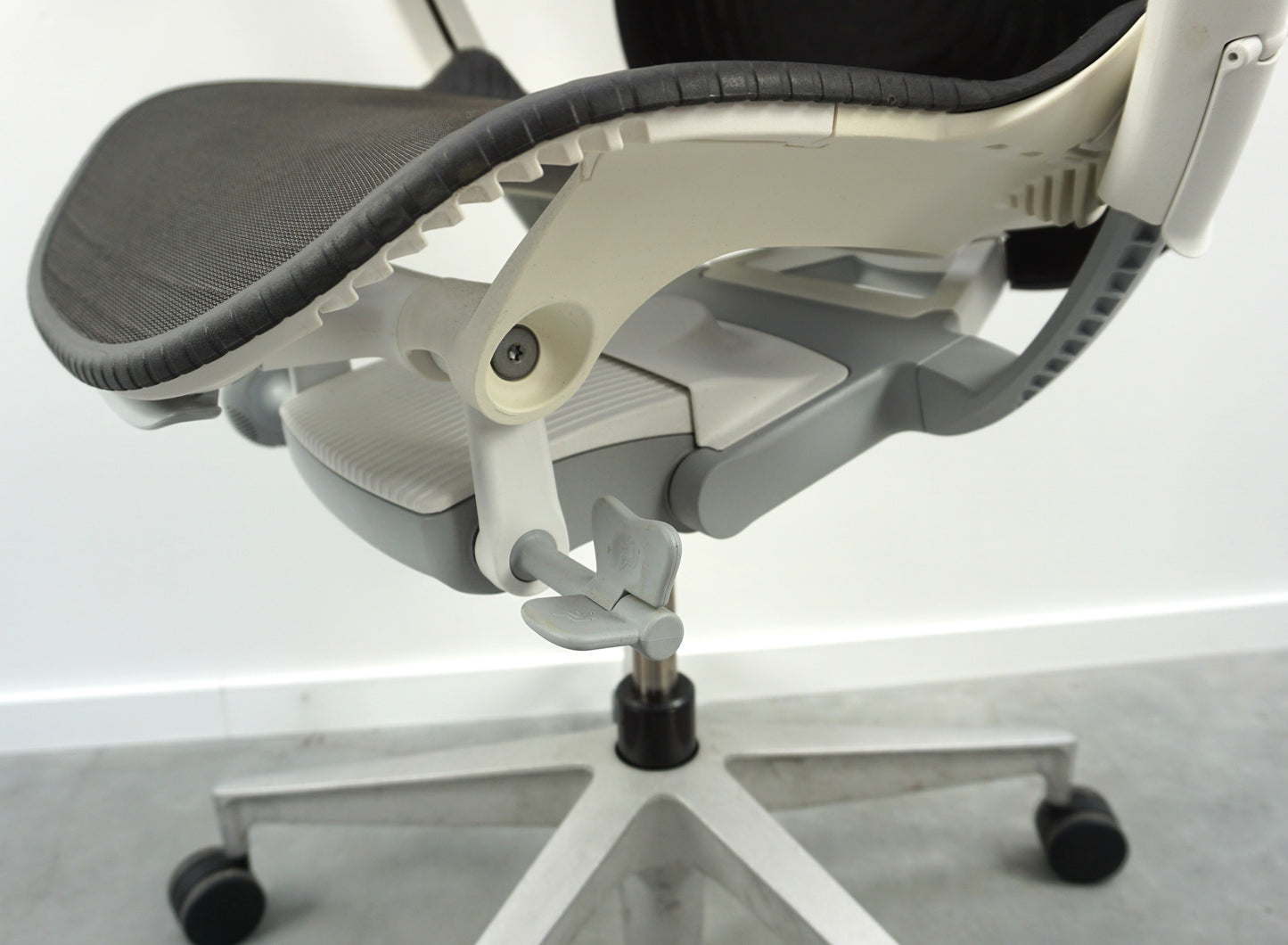 Herman Miller Mirra 2 Bureaustoel | Zwart / Wit