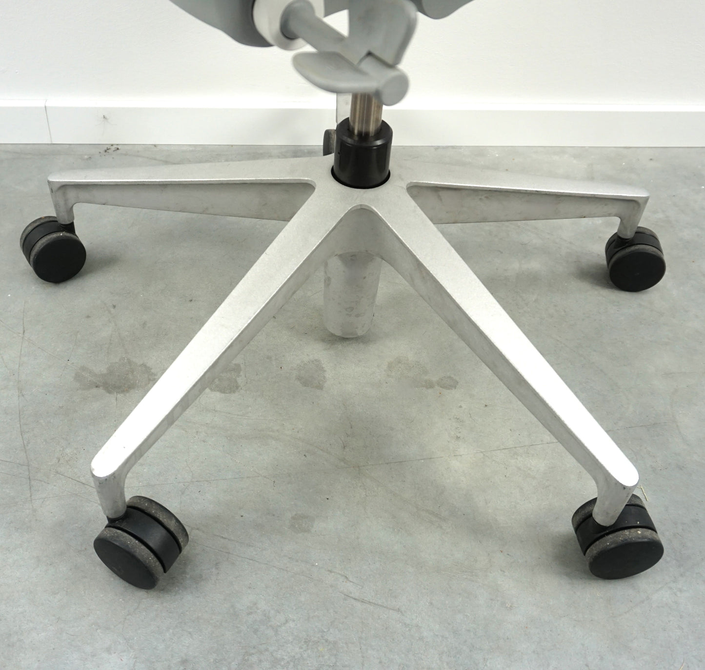 Herman Miller Mirra 2 Bureaustoel | Zwart / Wit