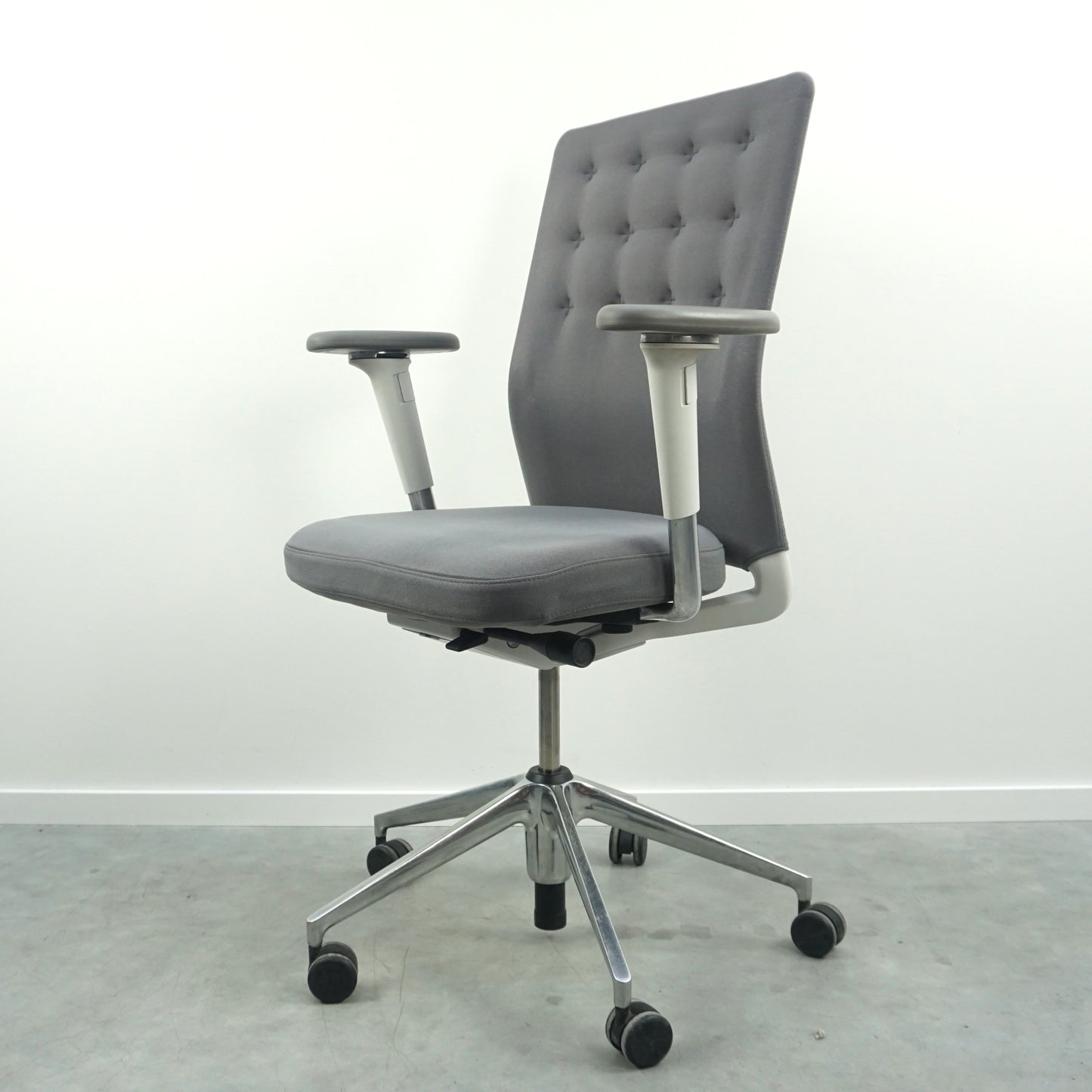 Vitra ID Trim Bureaustoel | Lichtgrijs | Chroom
