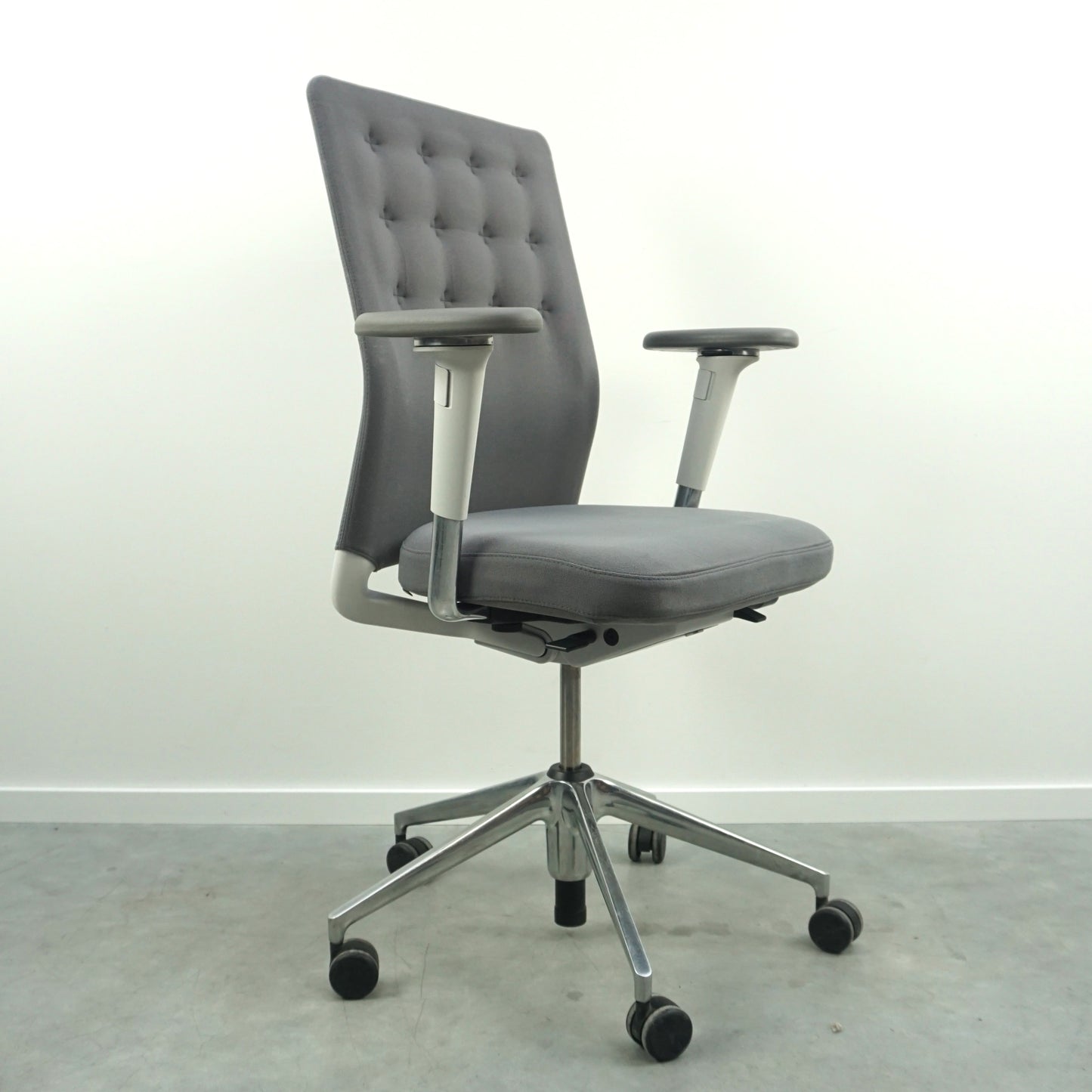 Vitra ID Trim Bureaustoel | Lichtgrijs | Chroom