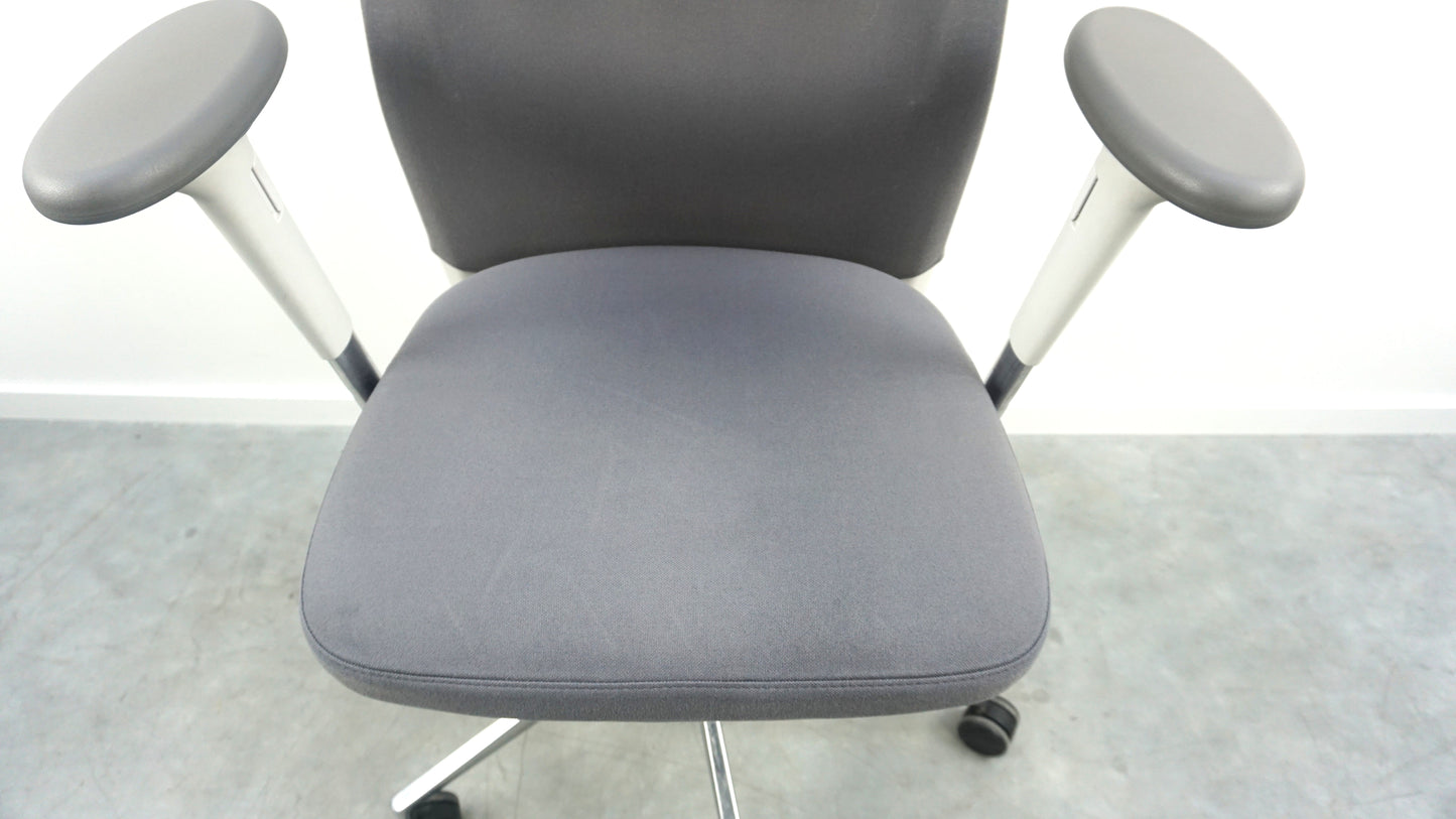 Vitra ID Trim Bureaustoel | Lichtgrijs | Chroom