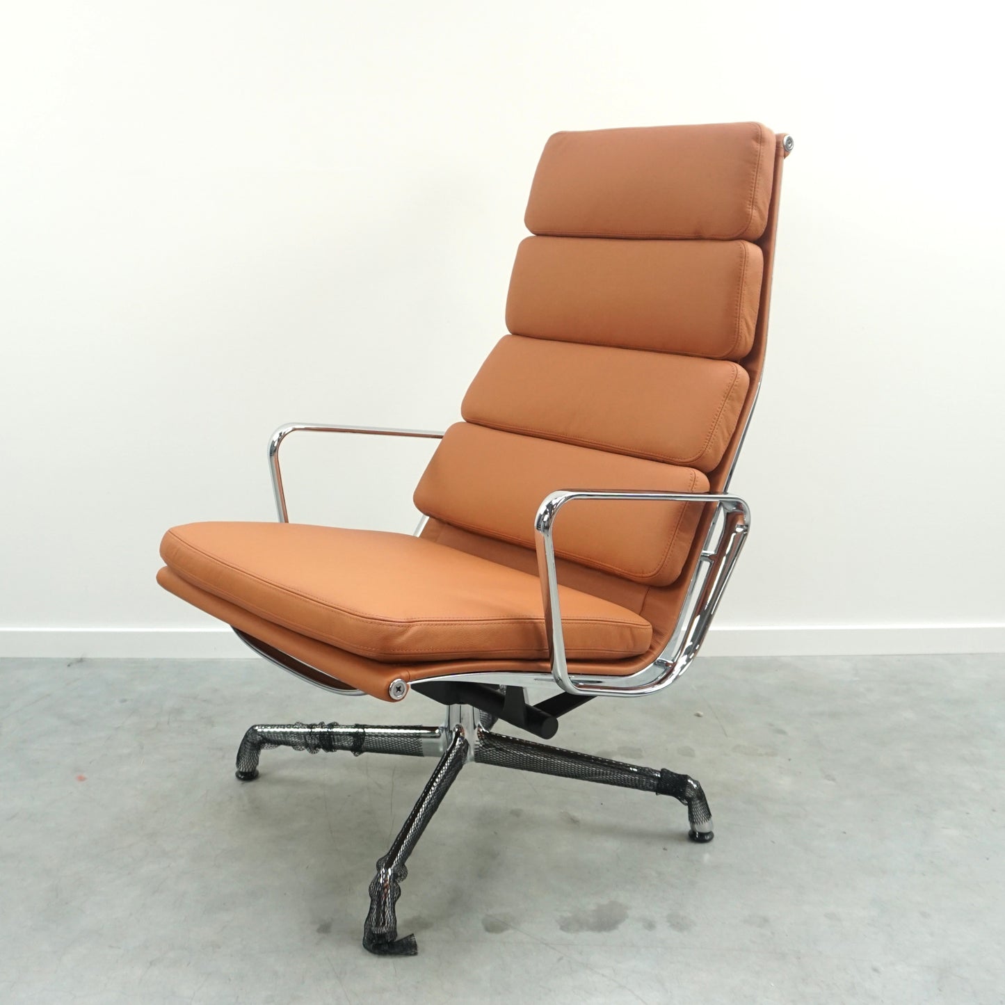 Vitra Eames EA 222 Soft Pad Lounge Chair | Design Fauteuil | Cognac
