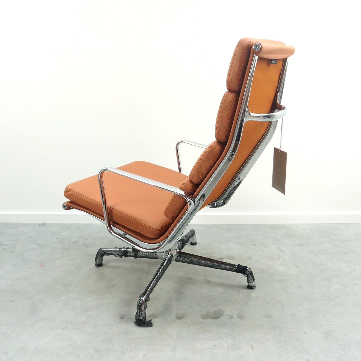 Vitra Eames EA 222 Soft Pad Lounge Chair | Design Fauteuil | Cognac