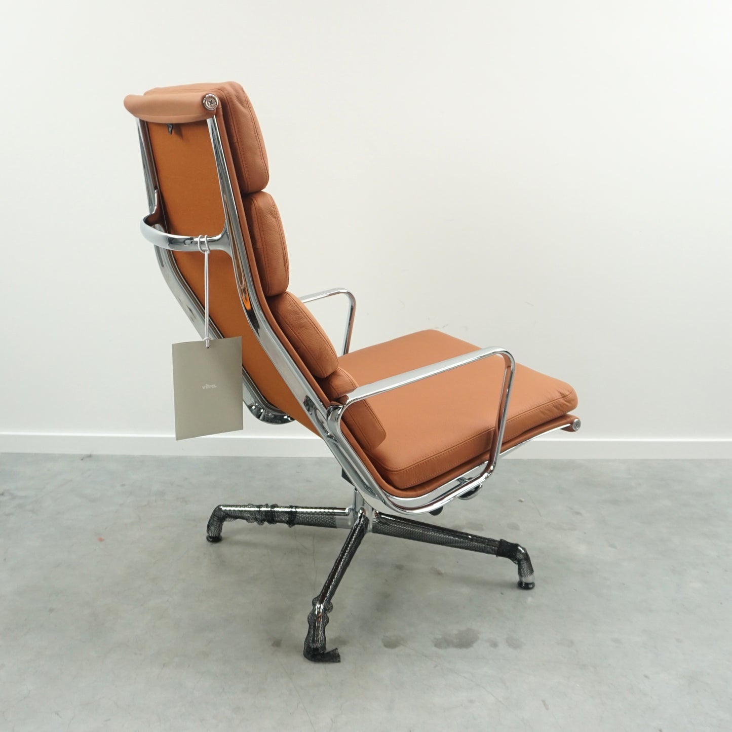 Vitra Eames EA 222 Soft Pad Lounge Chair | Design Fauteuil | Cognac