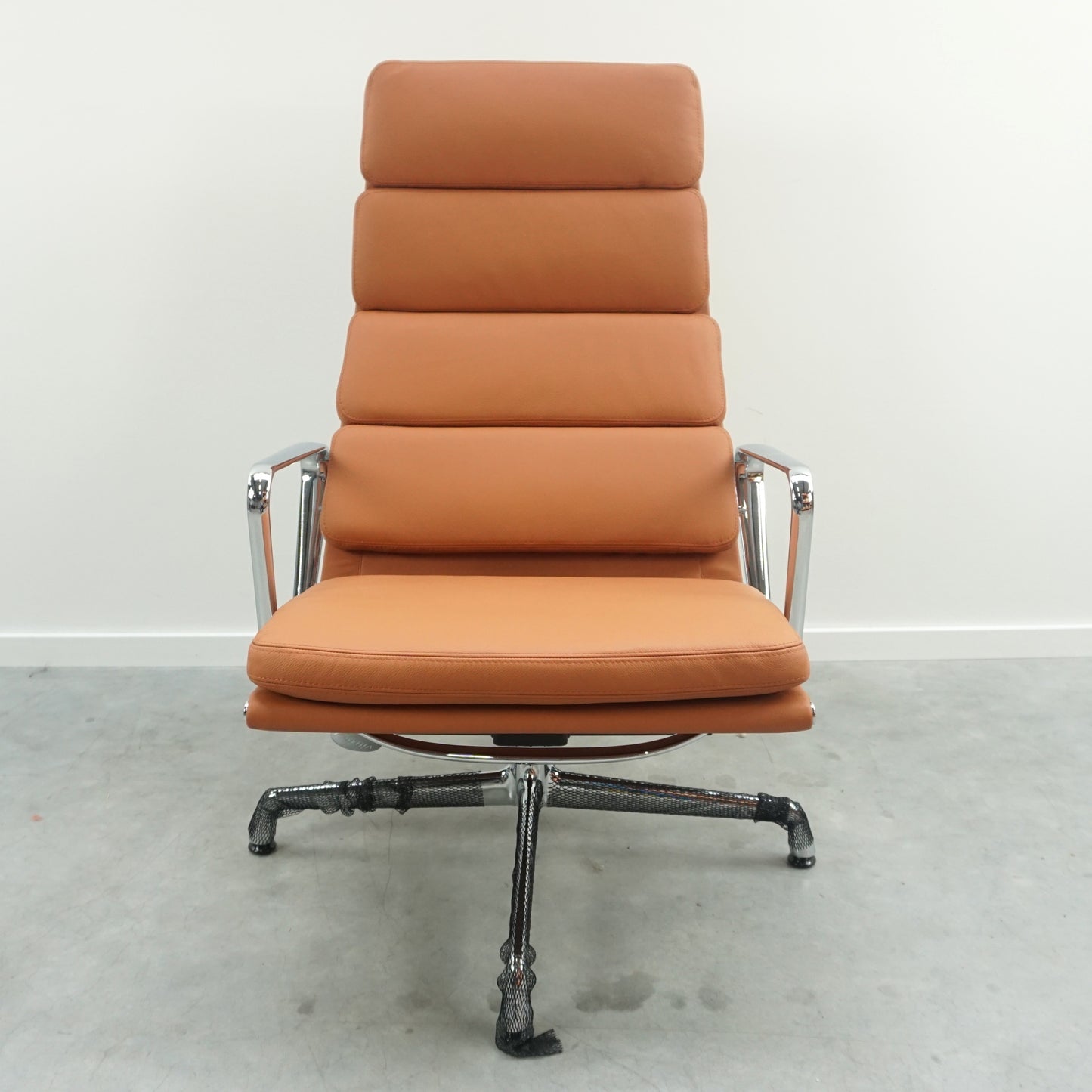 Vitra Eames EA 222 Soft Pad Lounge Chair | Design Fauteuil | Cognac