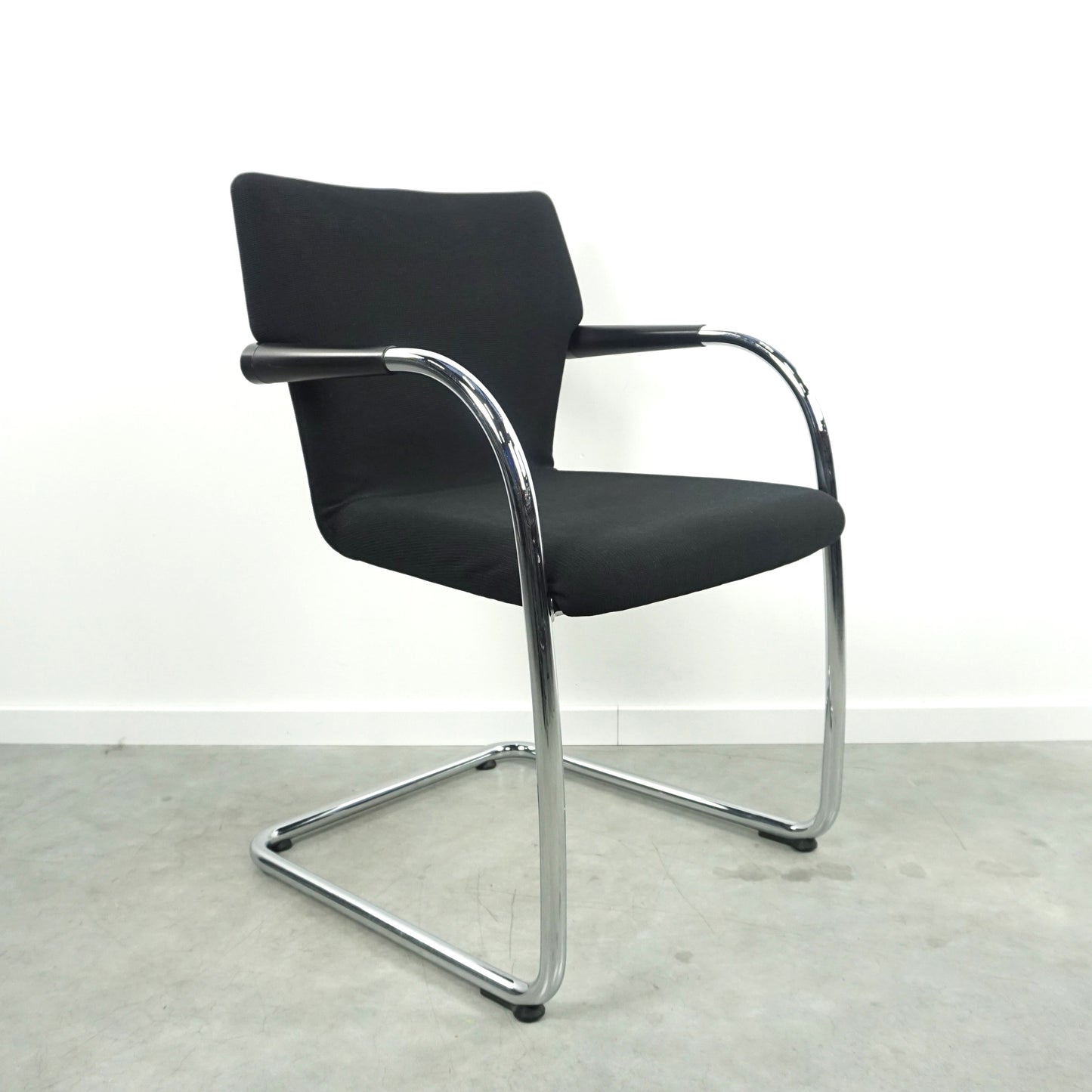 Vitra Visastripes Vergaderstoel | Conferentiestoel | Zwart