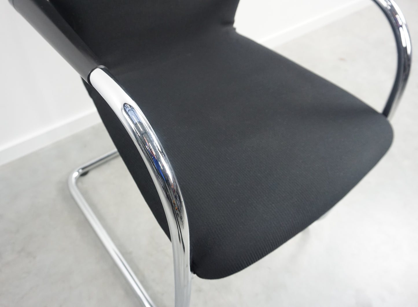 Vitra Visastripes Vergaderstoel | Conferentiestoel | Zwart