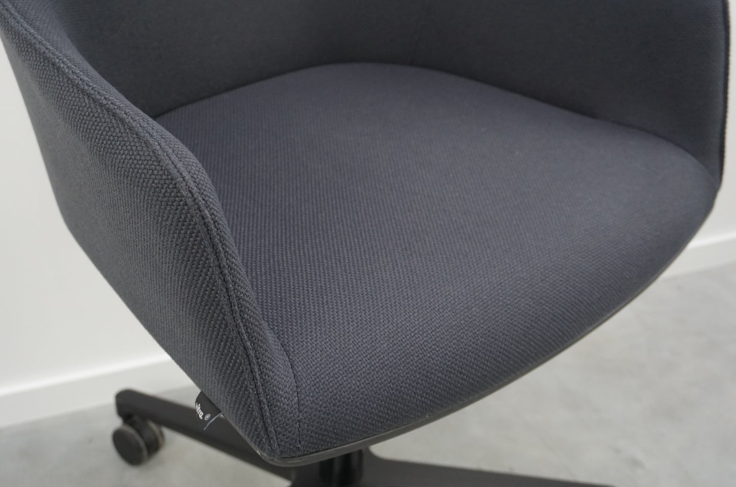 Vitra Softshell Vergaderstoel | Donkergrijs | Verrijdbaar