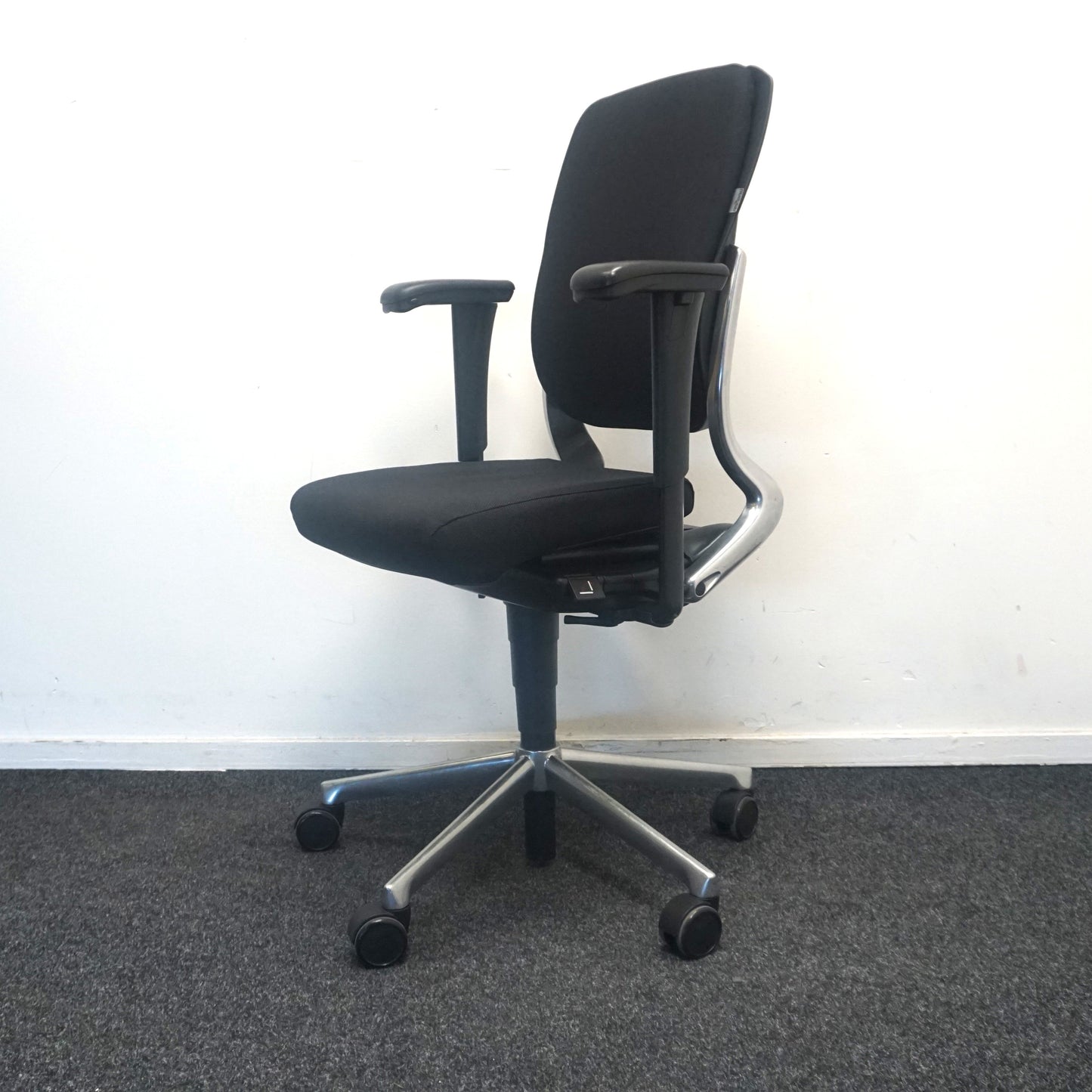 Ahrend 230 Bureaustoel | Hoge Rug | Nieuw Gestoffeerd | Zwart / Chroom