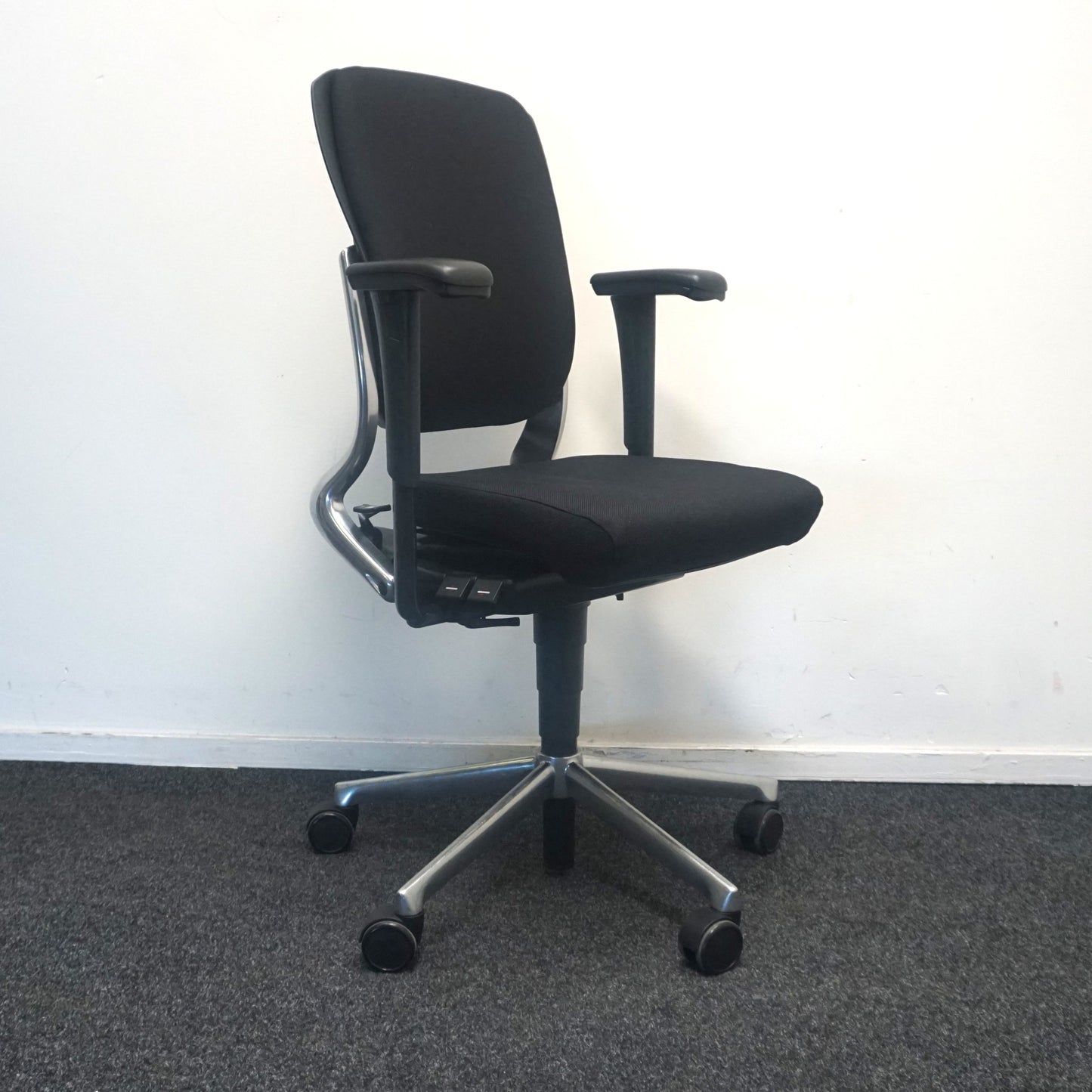 Ahrend 230 Bureaustoel | Hoge Rug | Nieuw Gestoffeerd | Zwart / Chroom