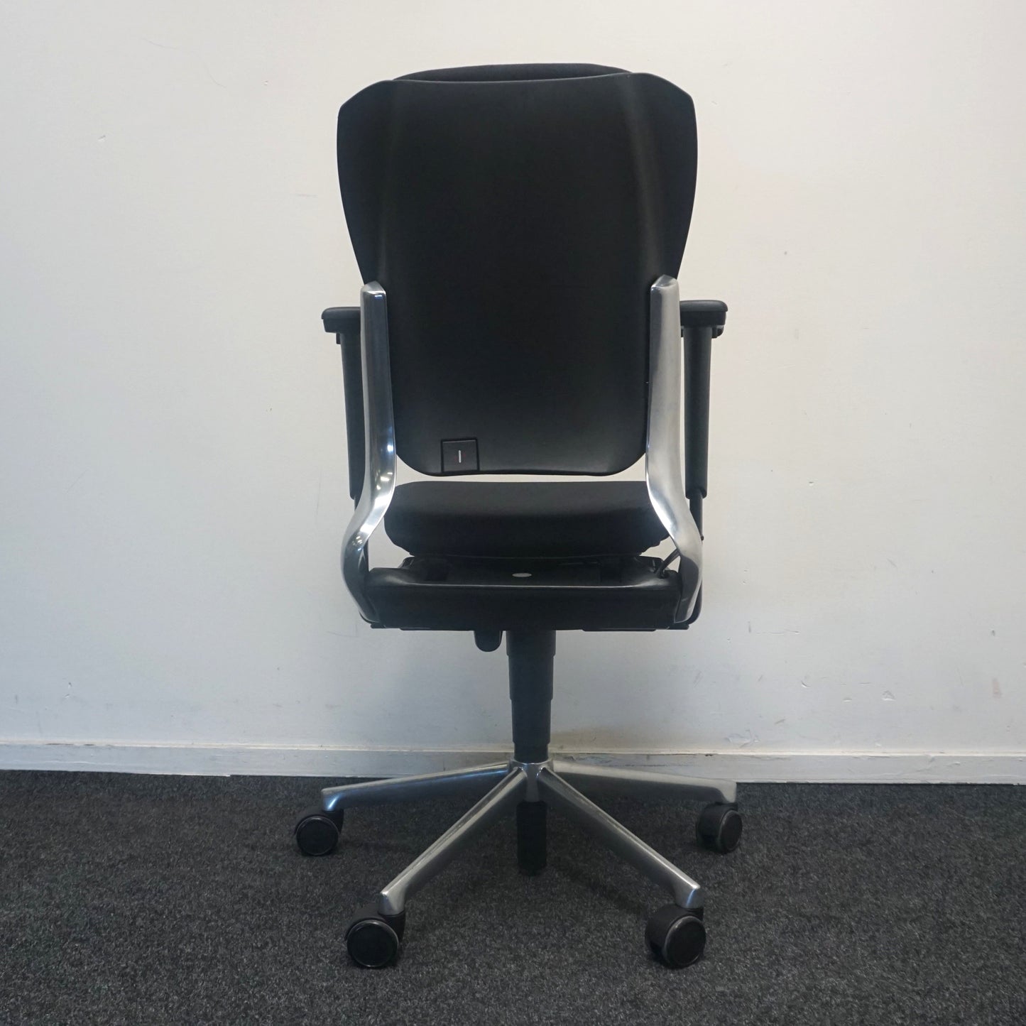 Ahrend 230 Bureaustoel | Hoge Rug | Nieuw Gestoffeerd | Zwart / Chroom