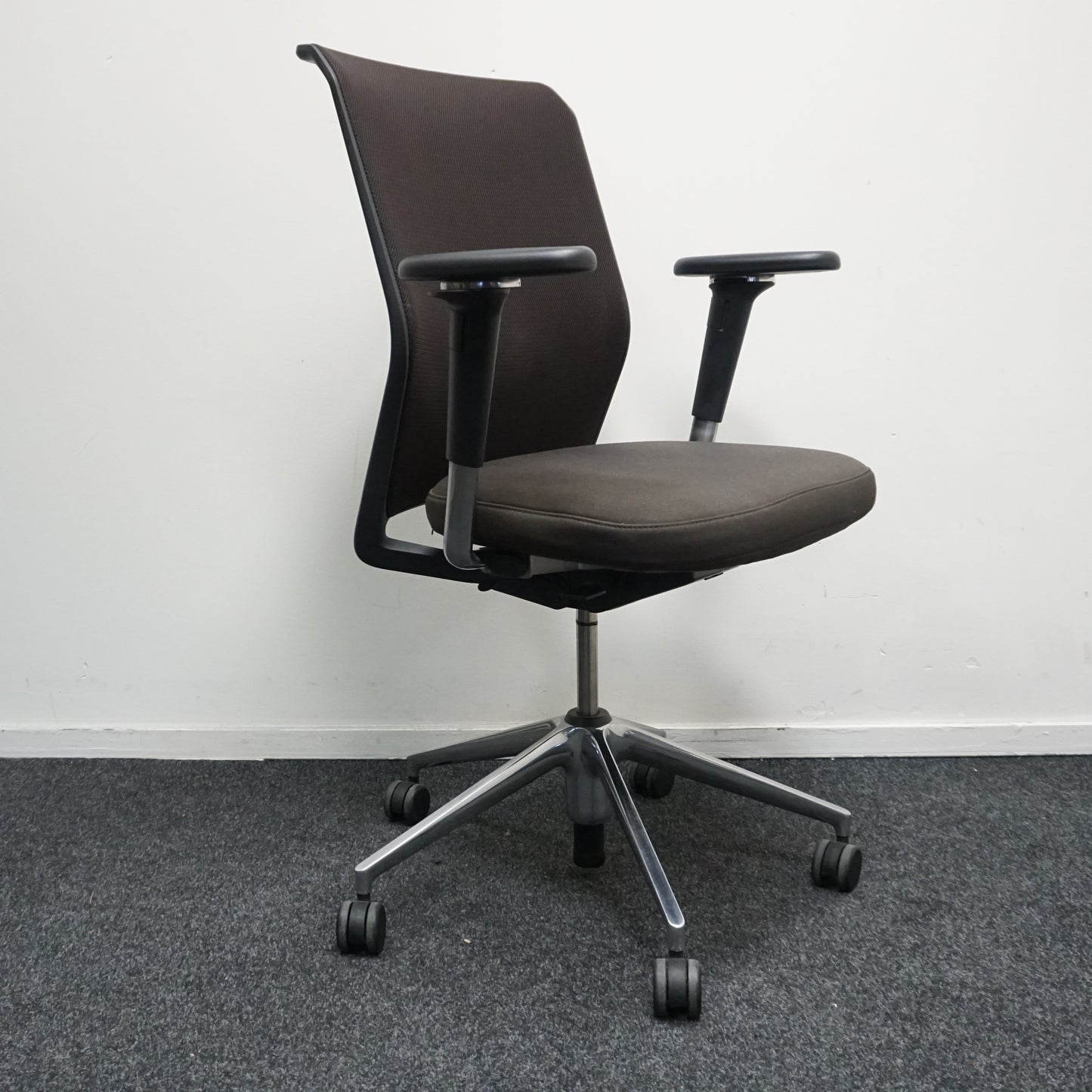 Vitra ID Mesh Bureaustoel | Bruin