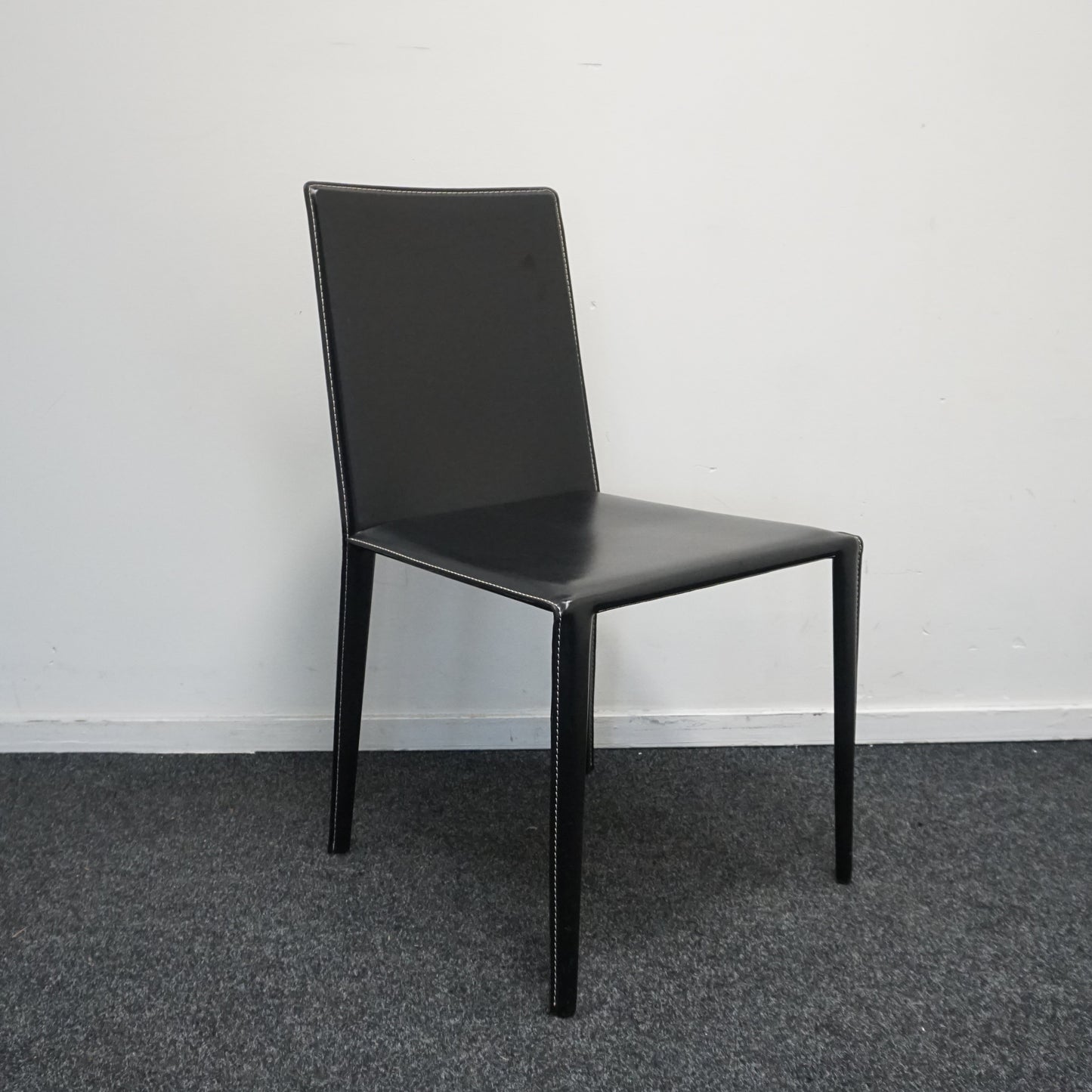 Arper Norma Design Stoel | Leer | Zwart