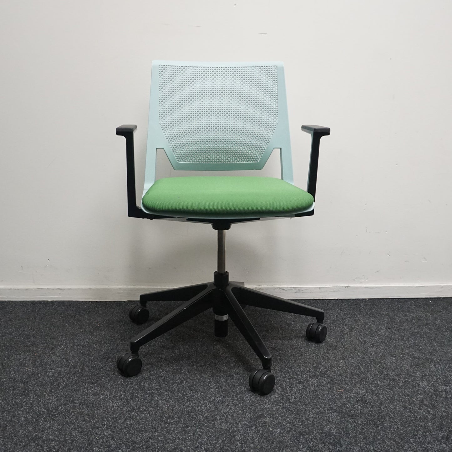 Haworth Comforto D6215 Vergaderstoel | Groen