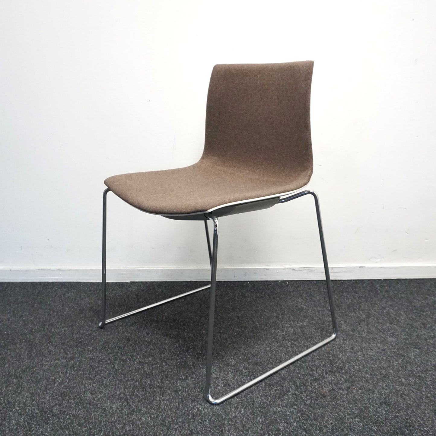 Arper Catifa 46 Design Stoel | Bruin / Wit | Gestoffeerd