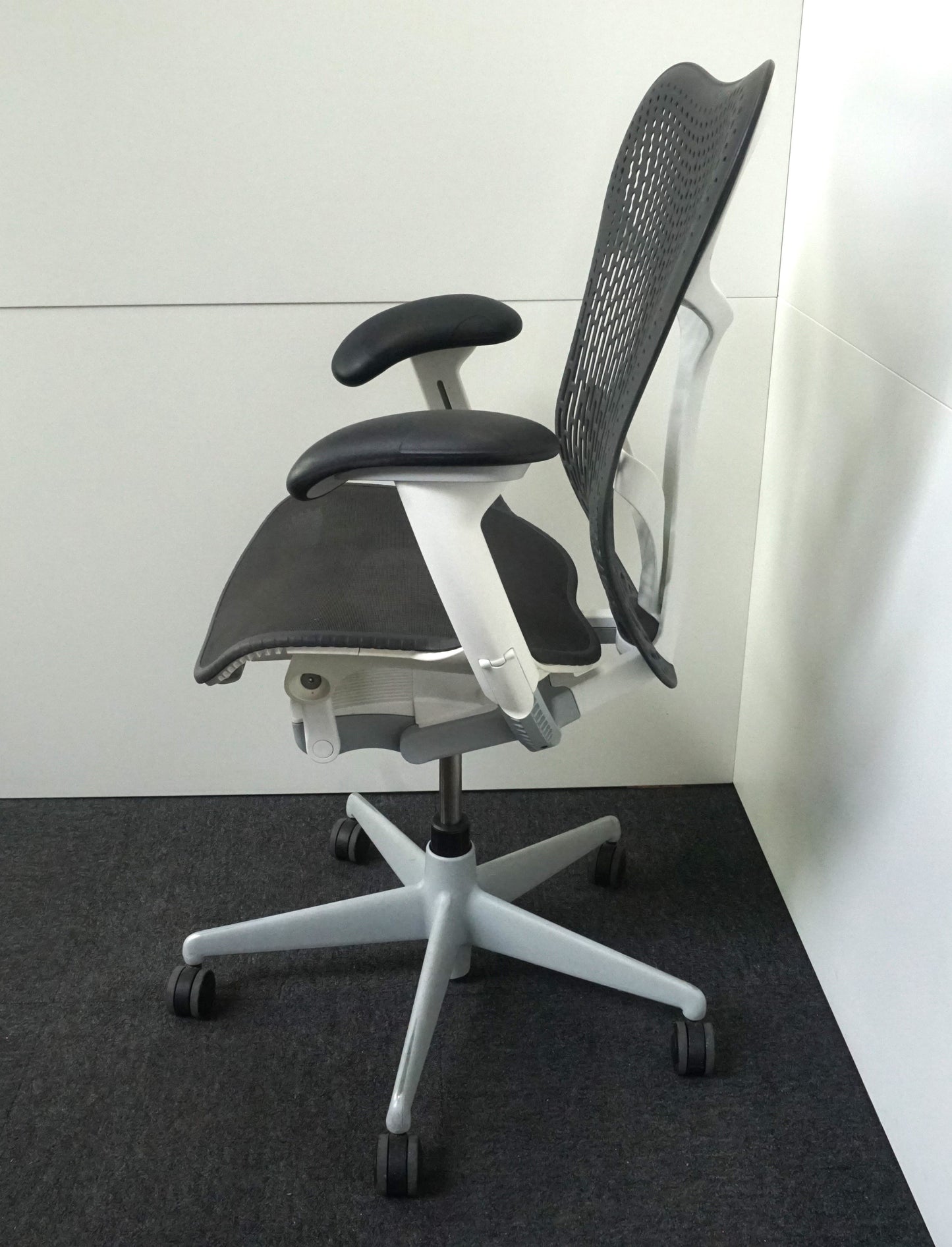 Herman Miller Mirra 2 Bureaustoel | Ergonomisch | Antraciet / Wit / Zwart