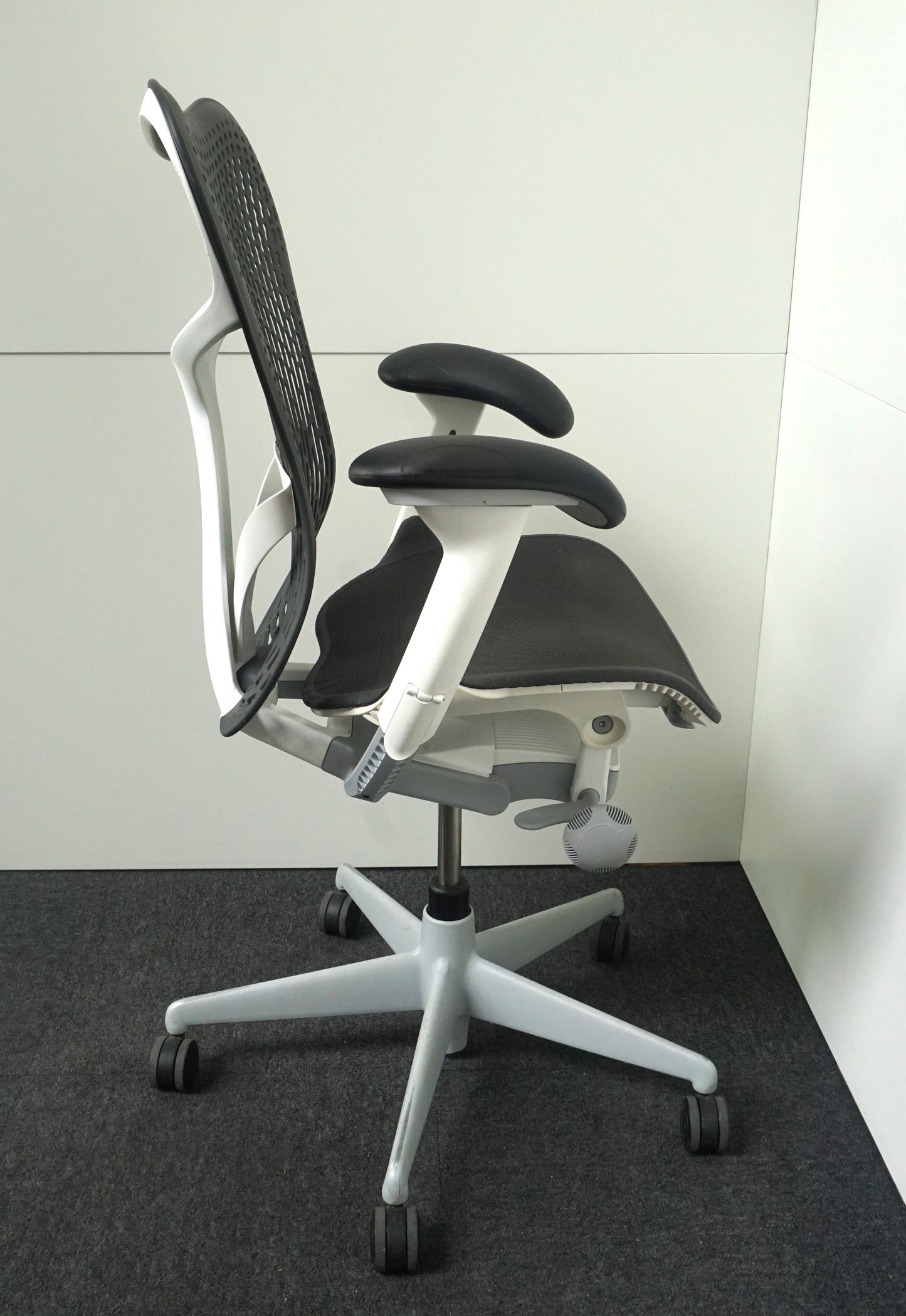 Herman Miller Mirra 2 Bureaustoel | Ergonomisch | Antraciet / Wit / Zwart