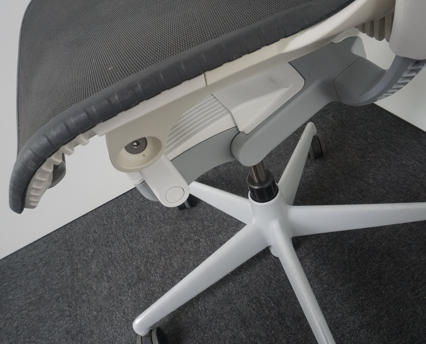 Herman Miller Mirra 2 Bureaustoel | Ergonomisch | Antraciet / Wit / Zwart