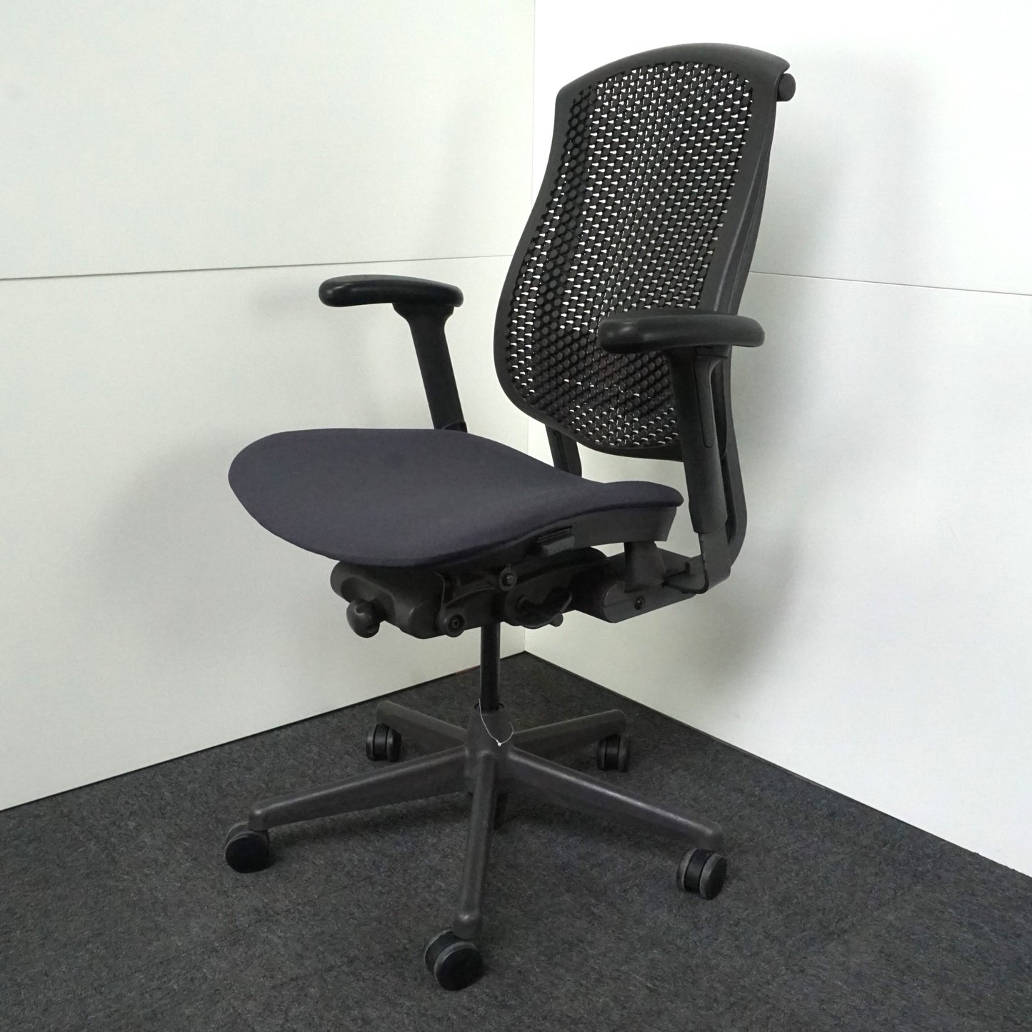 Herman Miller Celle Bureaustoel | Ergonomisch | Donkergrijs / Zwart