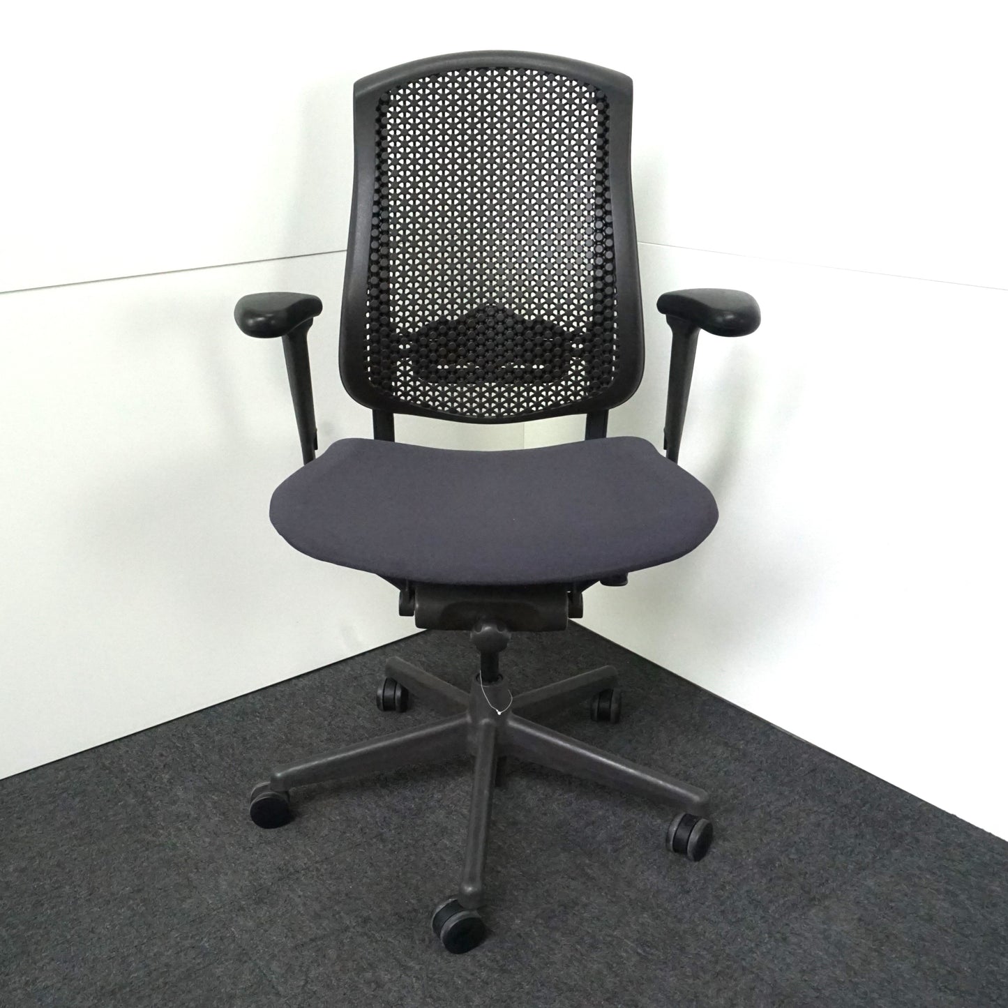 Herman Miller Celle Bureaustoel | Ergonomisch | Donkergrijs / Zwart