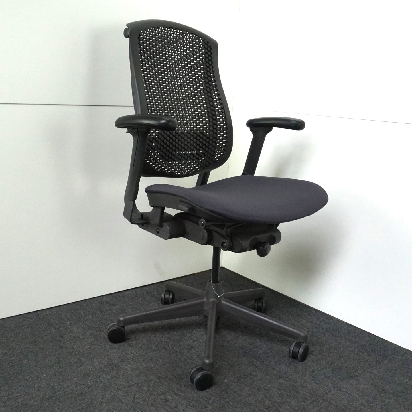 Herman Miller Celle Bureaustoel | Ergonomisch | Donkergrijs / Zwart