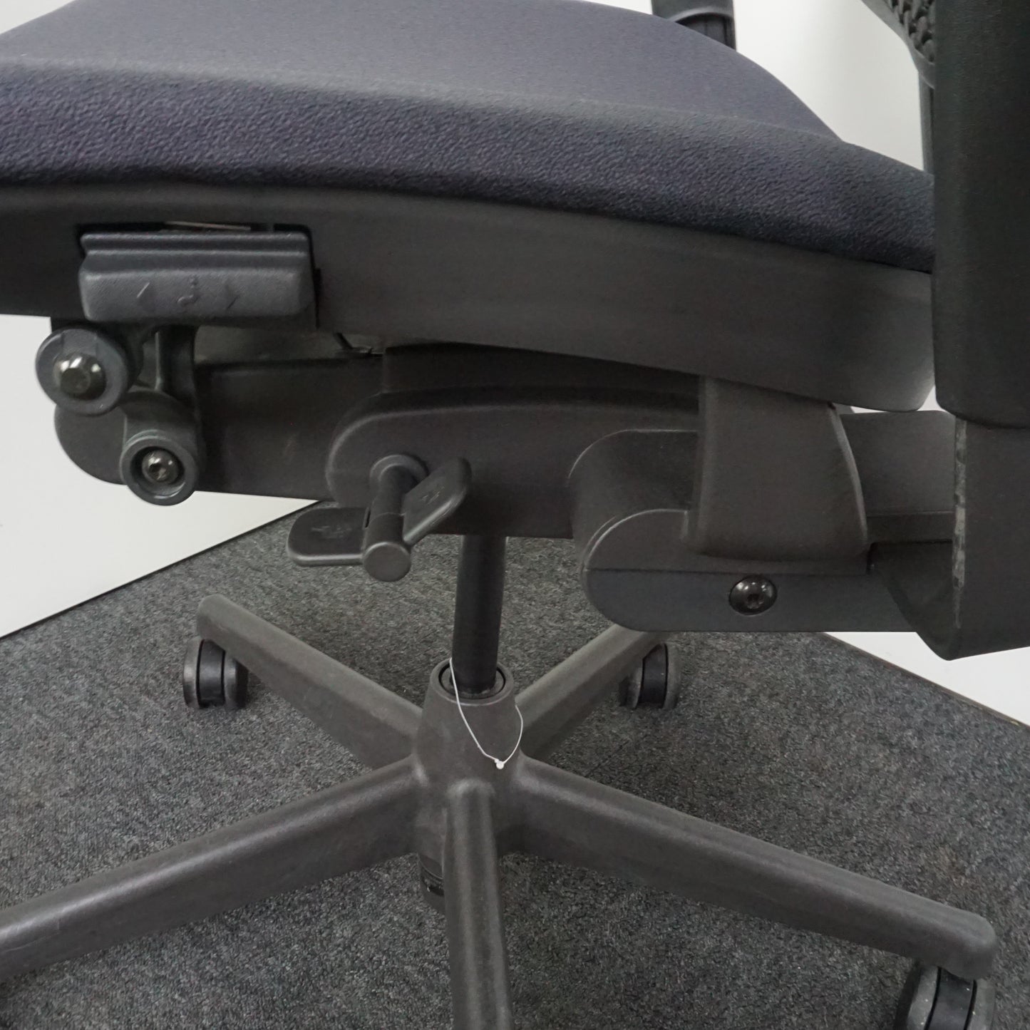 Herman Miller Celle Bureaustoel | Ergonomisch | Donkergrijs / Zwart