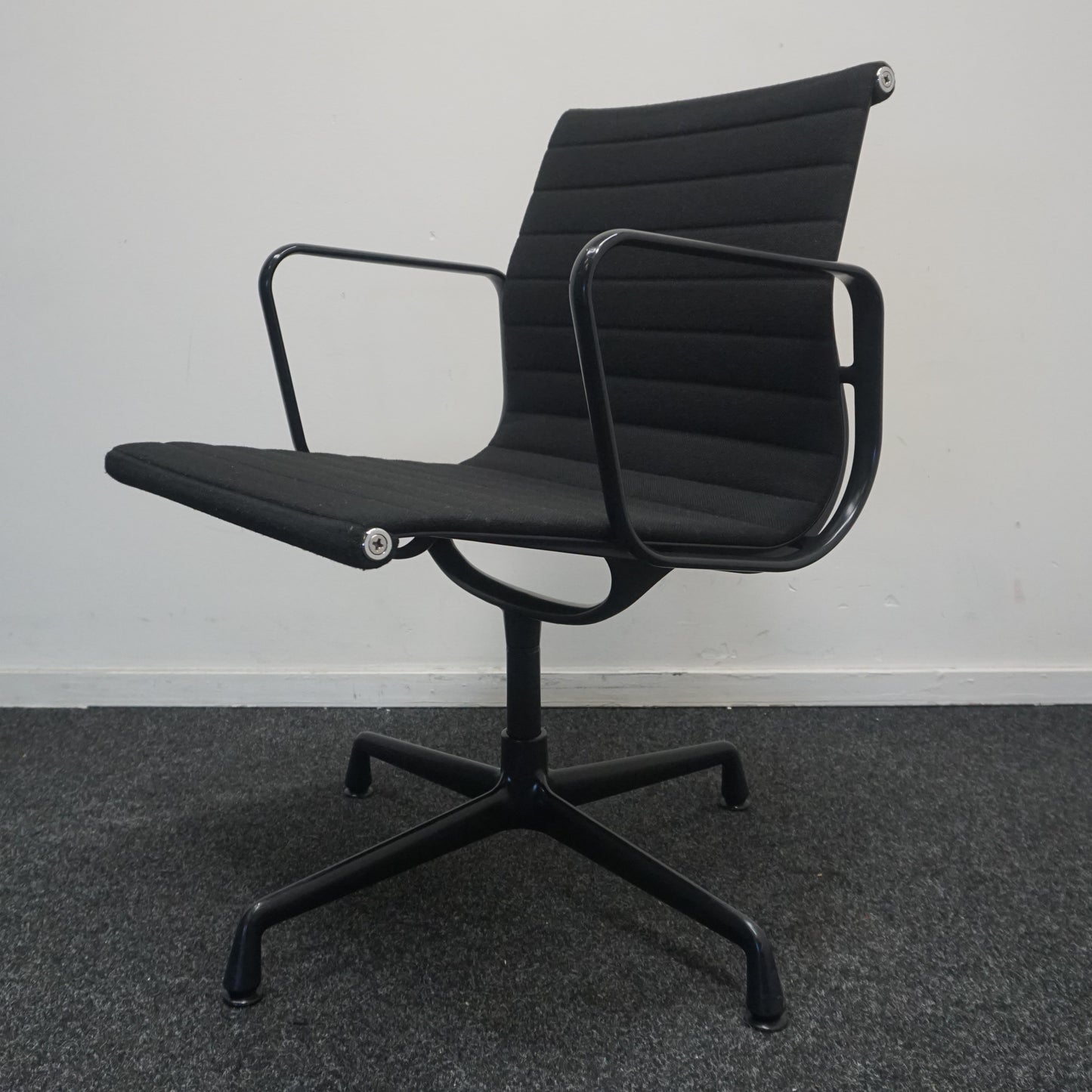 Vitra Eames EA 108 Design Vergaderstoel | Zwart / Zwart | Hopsak