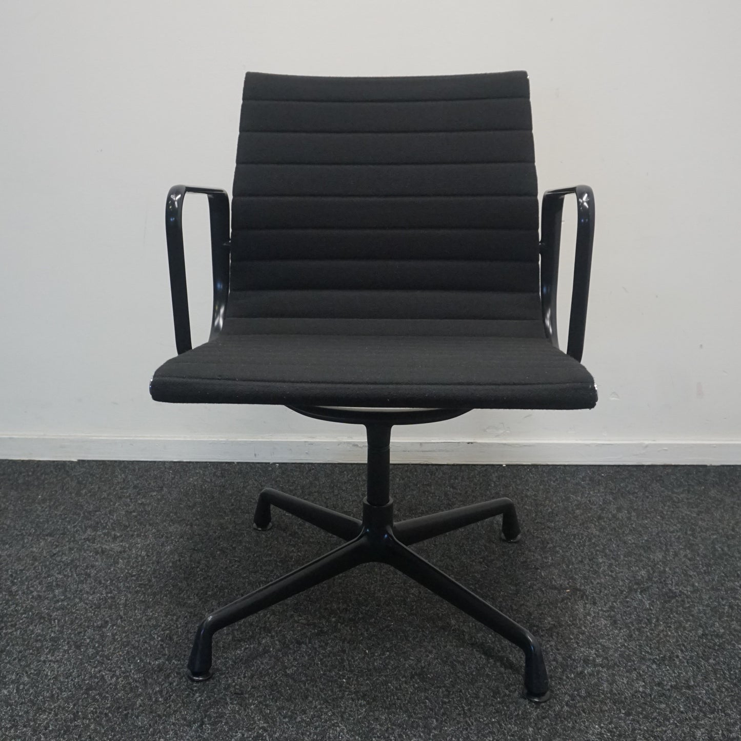 Vitra Eames EA 108 Design Vergaderstoel | Zwart / Zwart | Hopsak