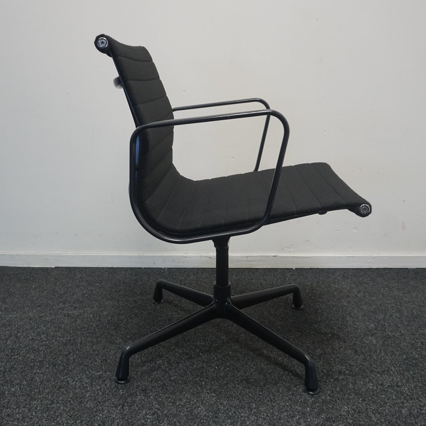 Vitra Eames EA 108 Design Vergaderstoel | Zwart / Zwart | Hopsak