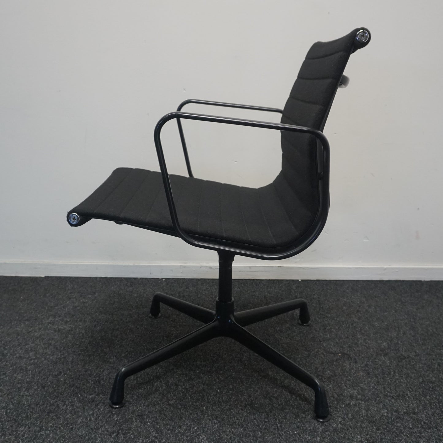 Vitra Eames EA 108 Design Vergaderstoel | Zwart / Zwart | Hopsak