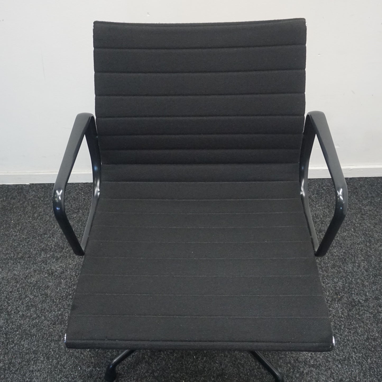 Vitra Eames EA 108 Design Vergaderstoel | Zwart / Zwart | Hopsak