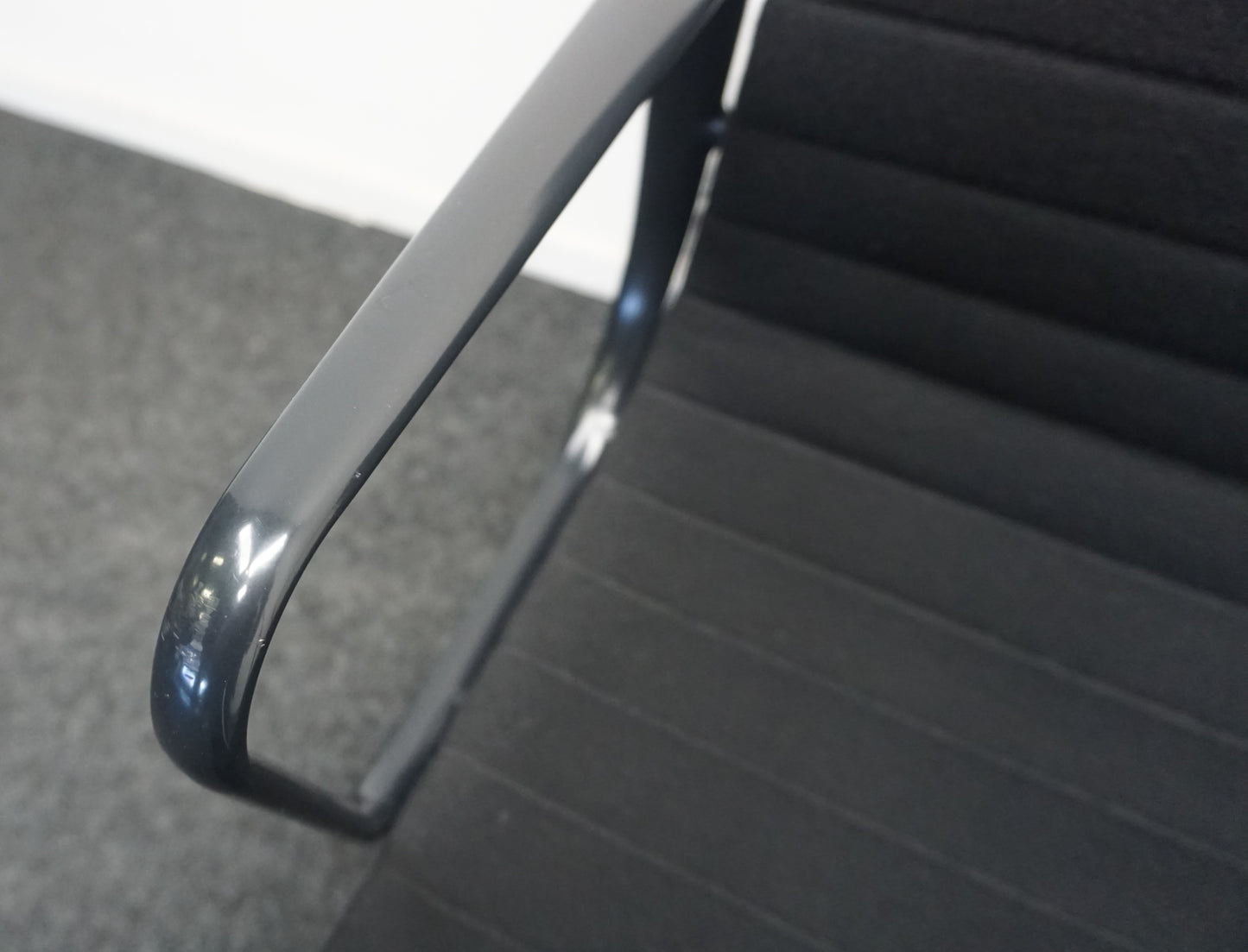 Vitra Eames EA 108 Design Vergaderstoel | Zwart / Zwart | Hopsak