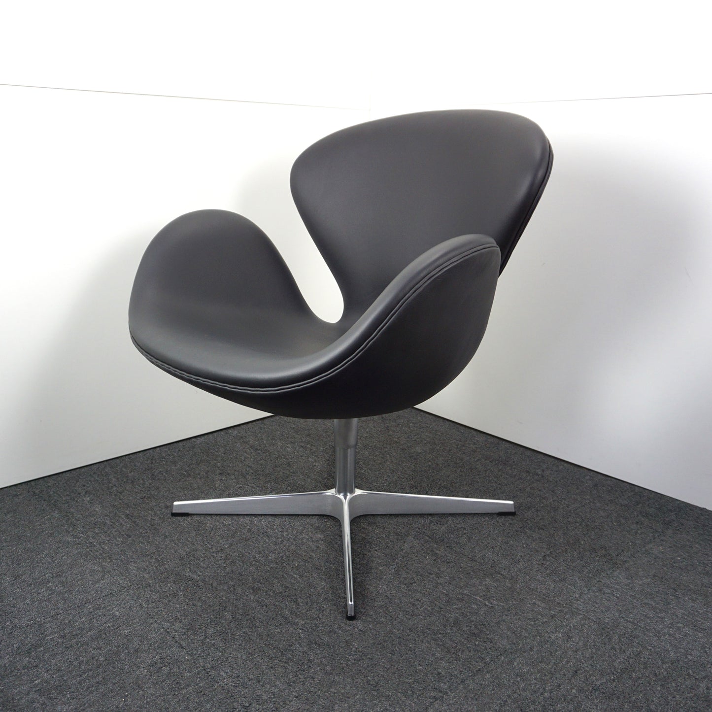 Fritz Hansen Swan Chair Design Stoel | Zwart Leer | Nieuw gestoffeerd