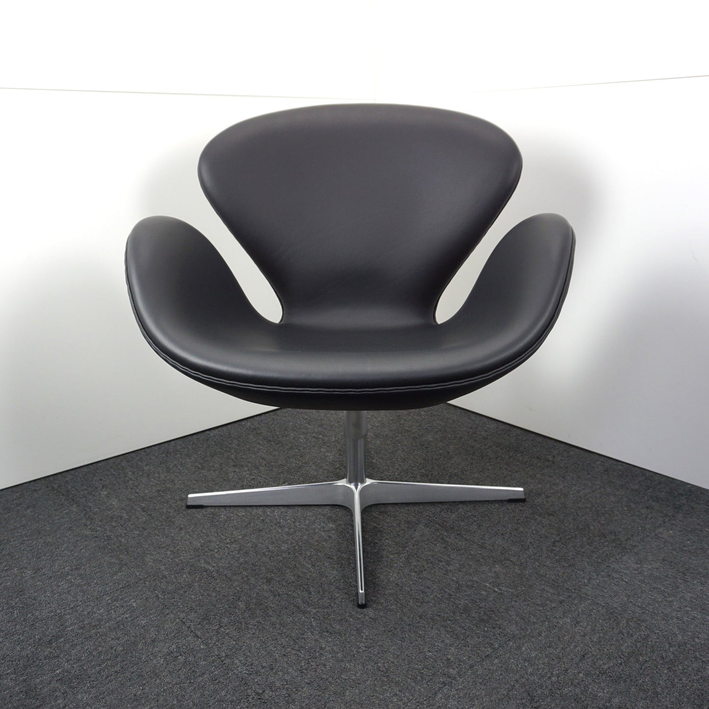 Fritz Hansen Swan Chair Design Stoel | Zwart Leer | Nieuw gestoffeerd