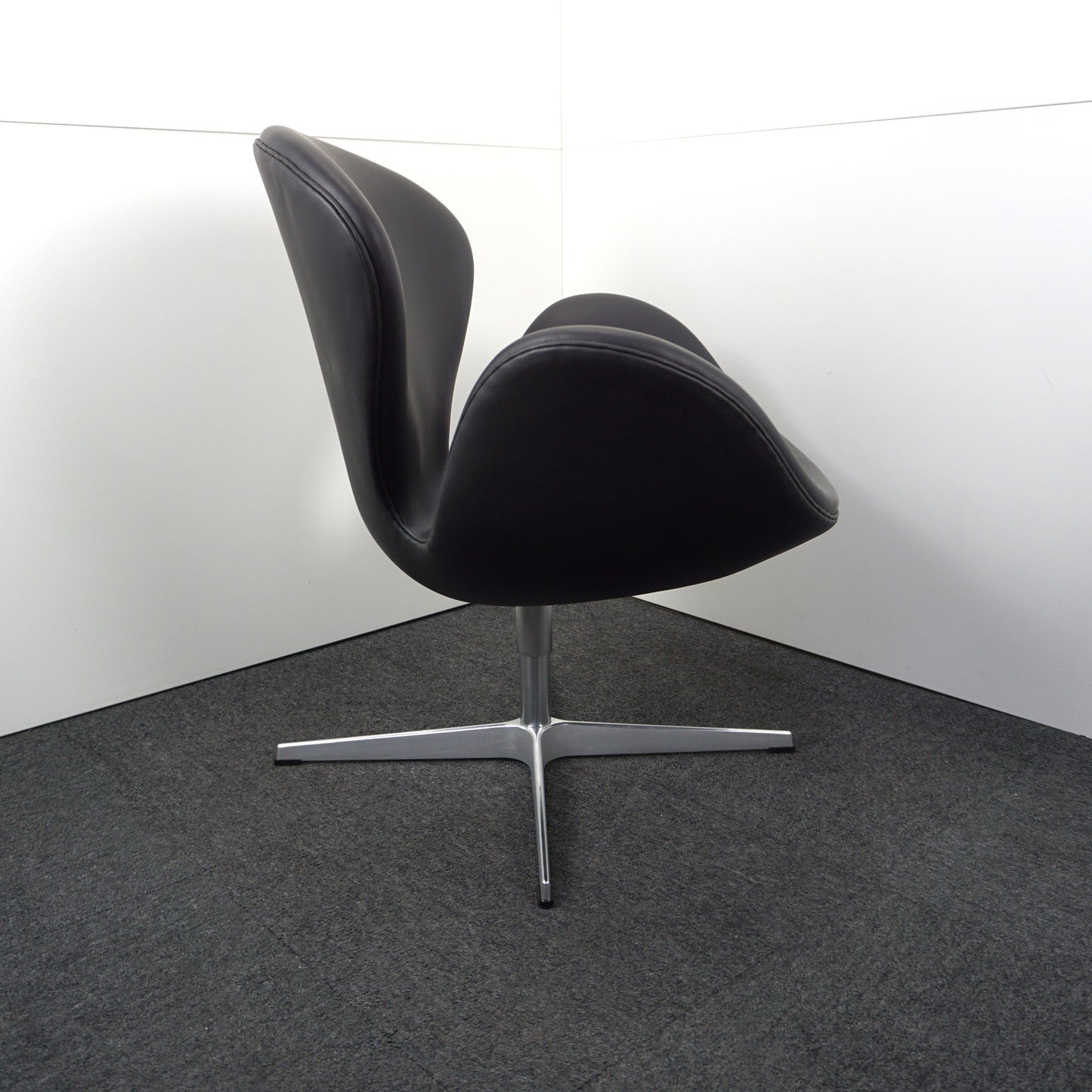Fritz Hansen Swan Chair Design Stoel | Zwart Leer | Nieuw gestoffeerd