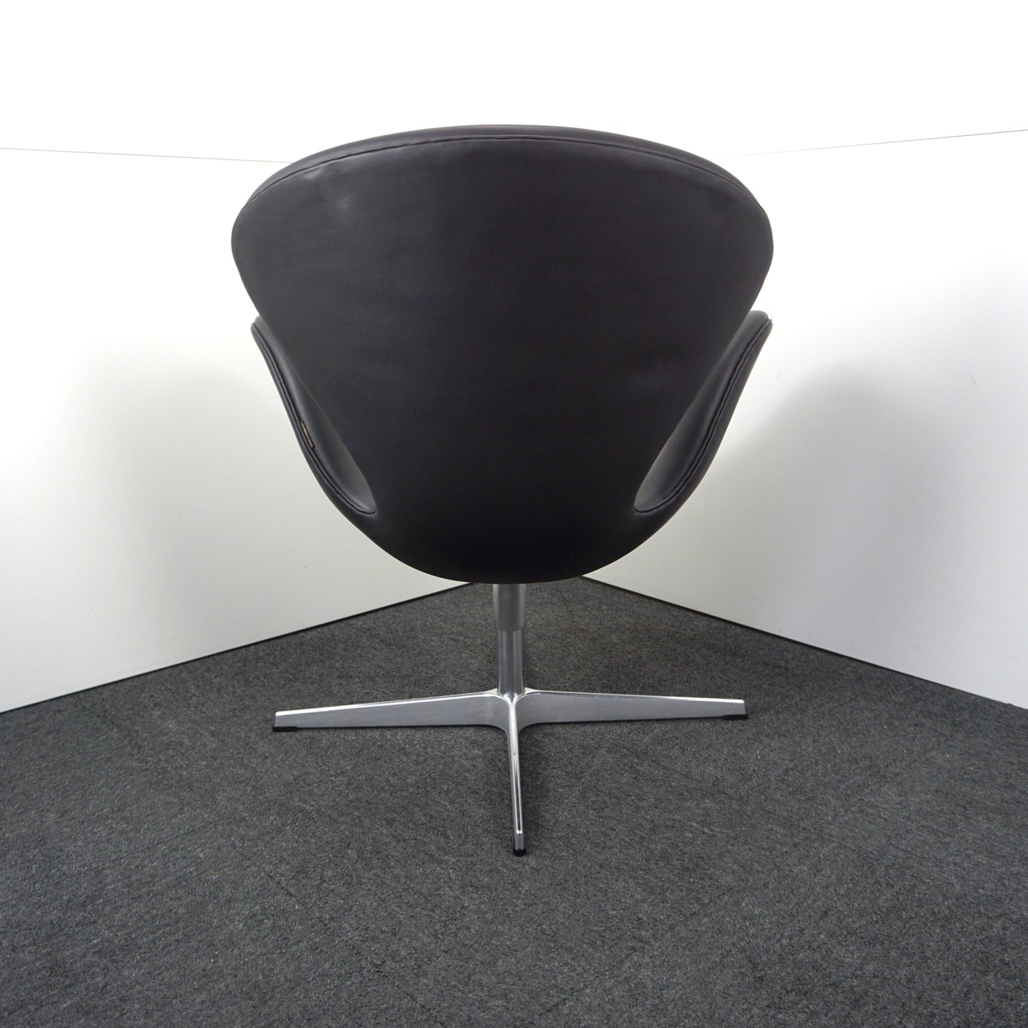 Fritz Hansen Swan Chair Design Stoel | Zwart Leer | Nieuw gestoffeerd