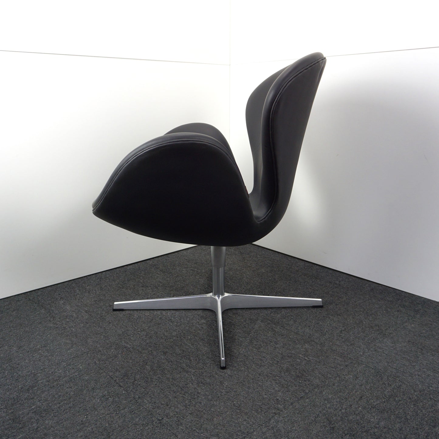 Fritz Hansen Swan Chair Design Stoel | Zwart Leer | Nieuw gestoffeerd