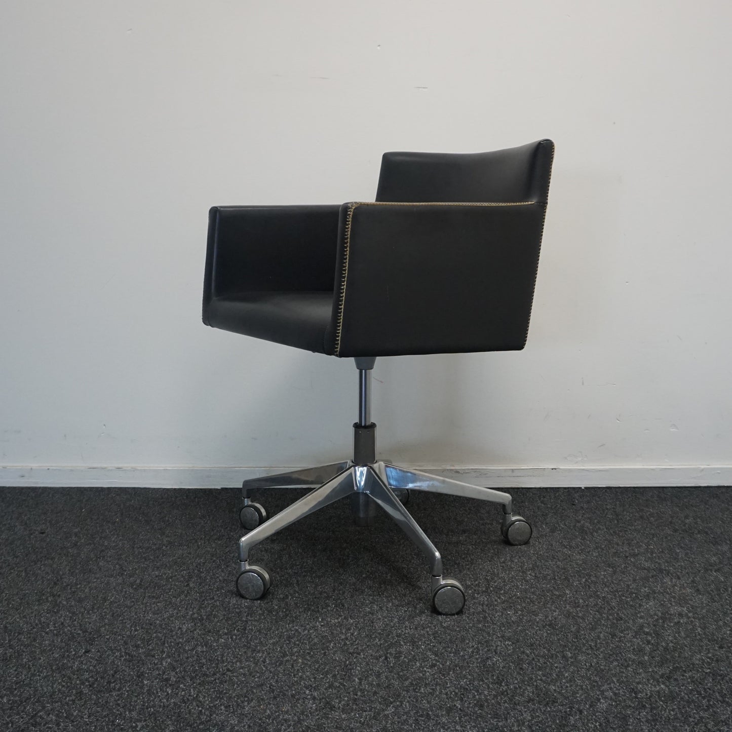 Arper Masai Design Stoel | Zwart Leer | Verrijdbaar