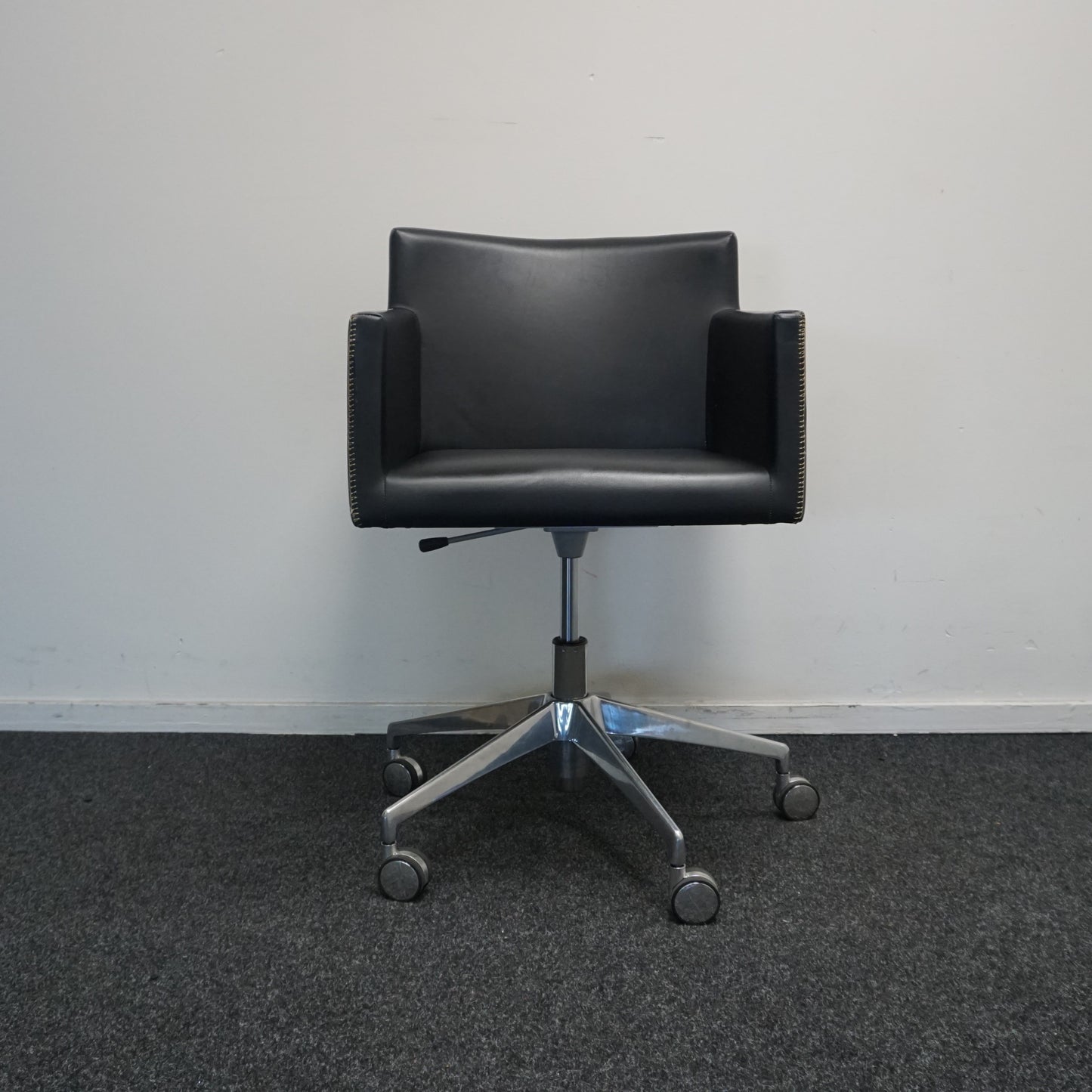 Arper Masai Design Stoel | Zwart Leer | Verrijdbaar
