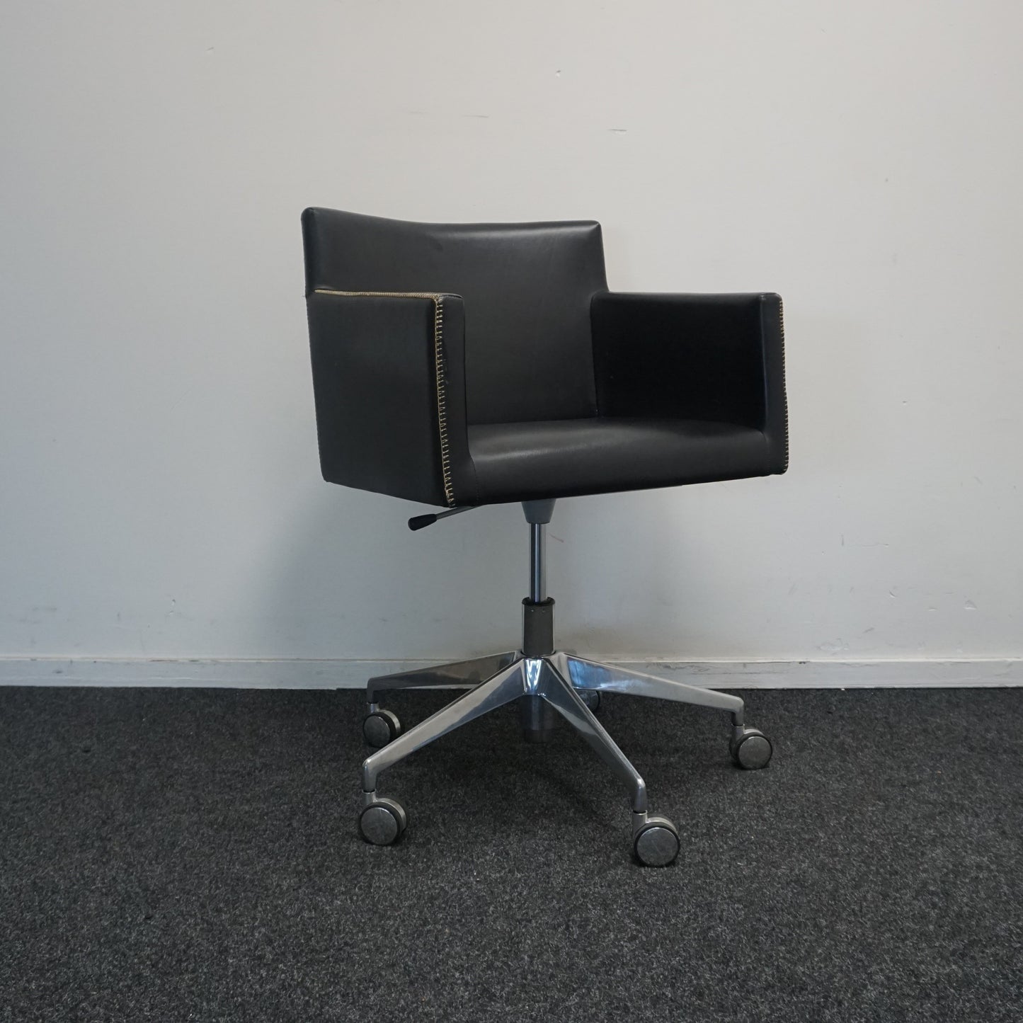 Arper Masai Design Stoel | Zwart Leer | Verrijdbaar