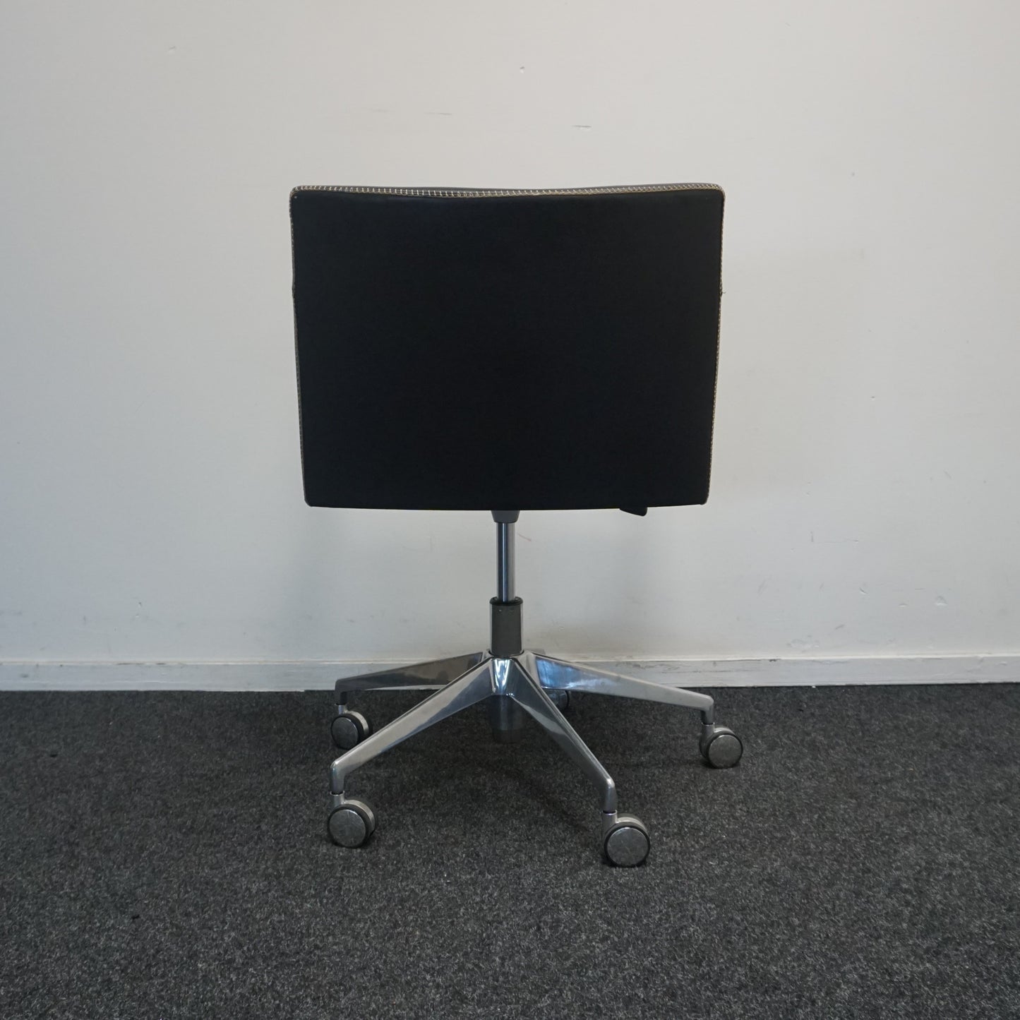 Arper Masai Design Stoel | Zwart Leer | Verrijdbaar