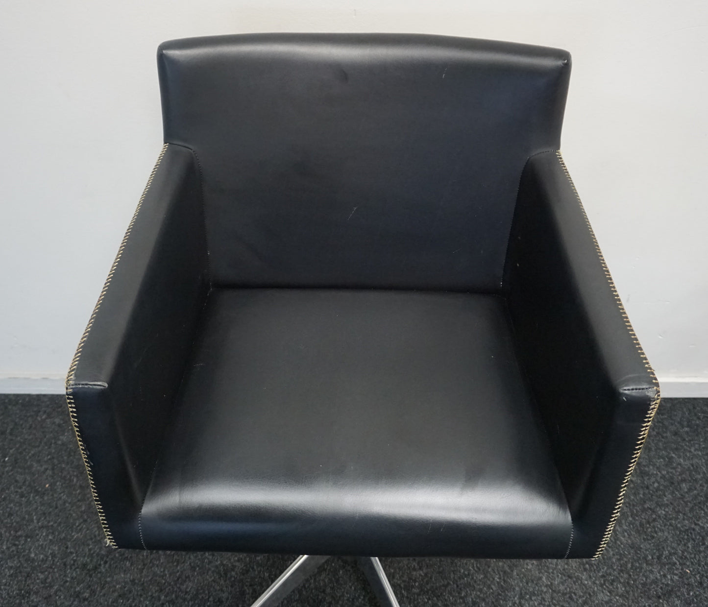 Arper Masai Design Stoel | Zwart Leer | Verrijdbaar
