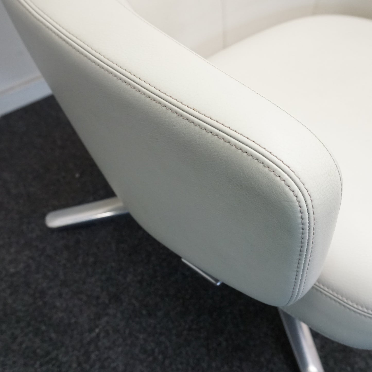 Vitra Grand Repos Design Fauteuil | Creme Wit Leer
